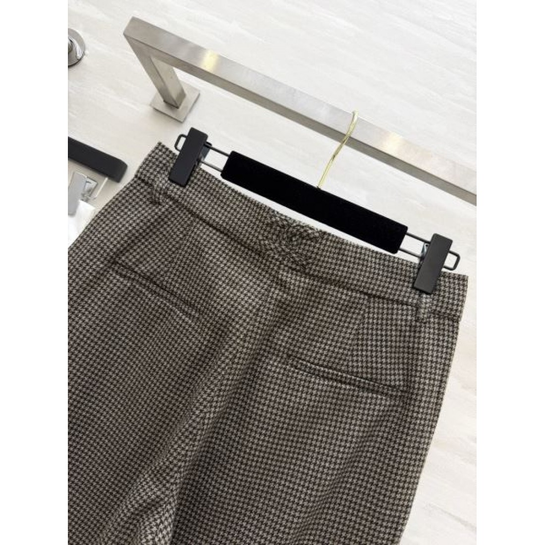モカグレー 落ち感シルエット CHANEL シャネル コピー ストレートパンツ 通勤スタイル