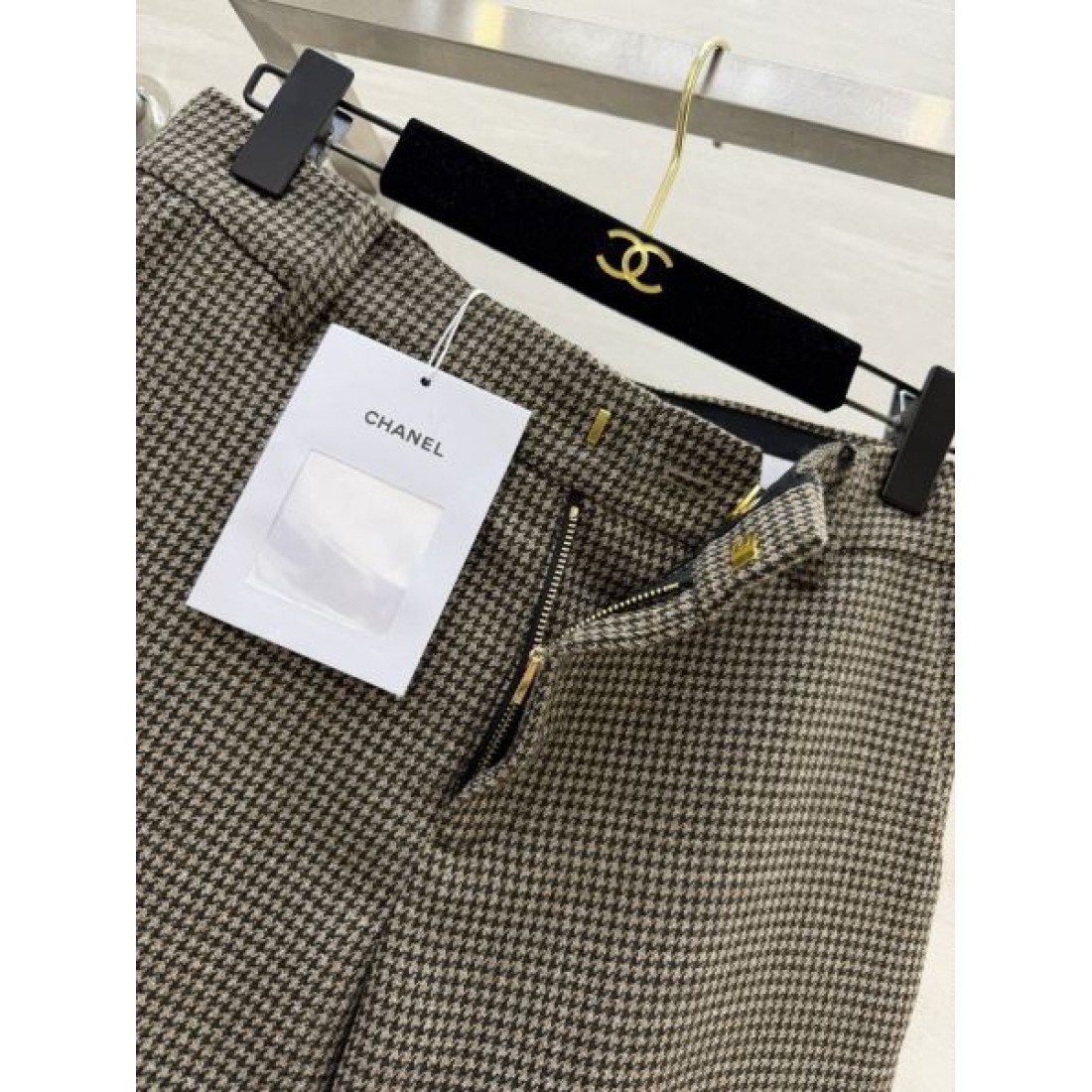 モカグレー 落ち感シルエット CHANEL シャネル コピー ストレートパンツ 通勤スタイル