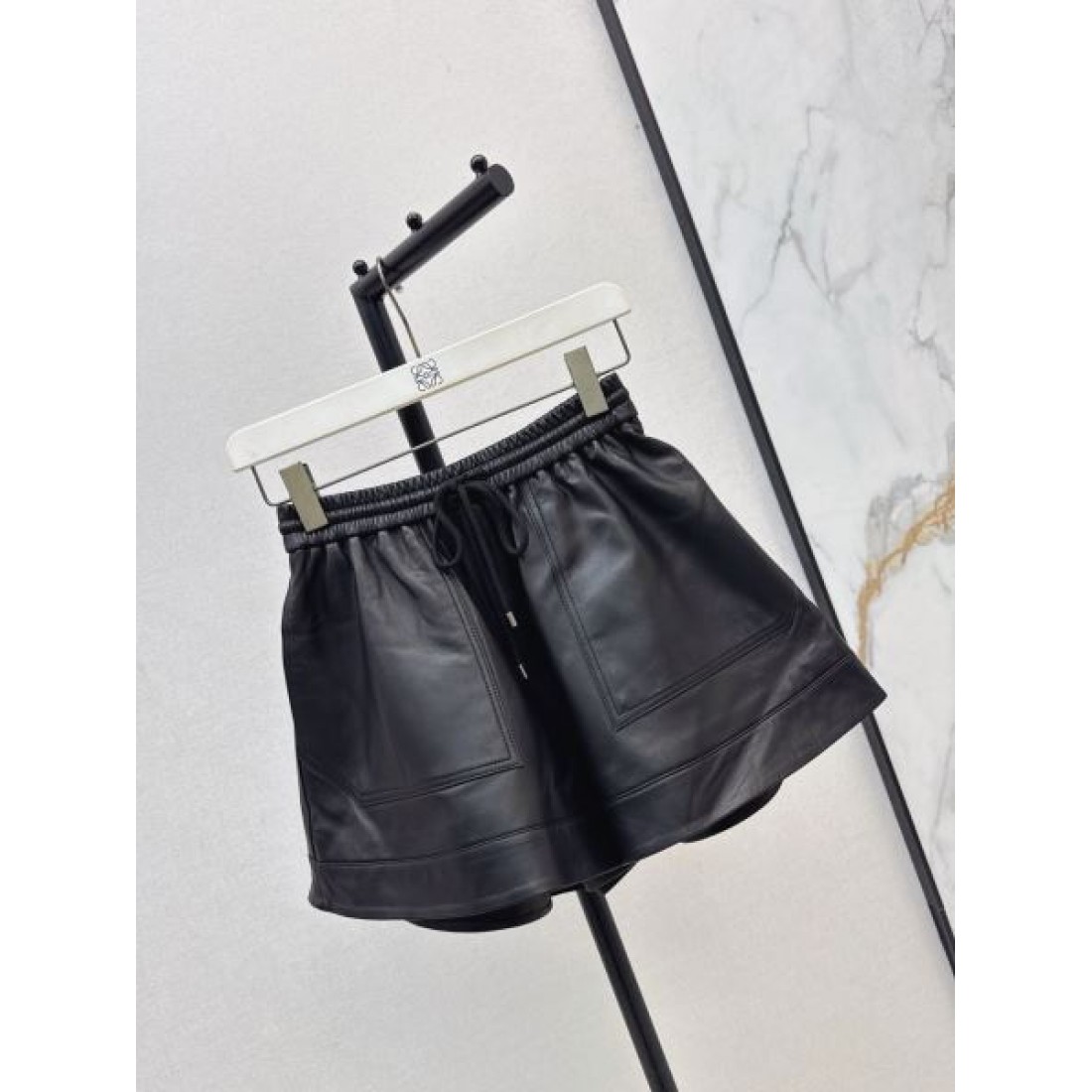 レザー調素材 Aラインフォルム LOEWE ロエベ コピー レディース イージーショーツ 都会派スタイル