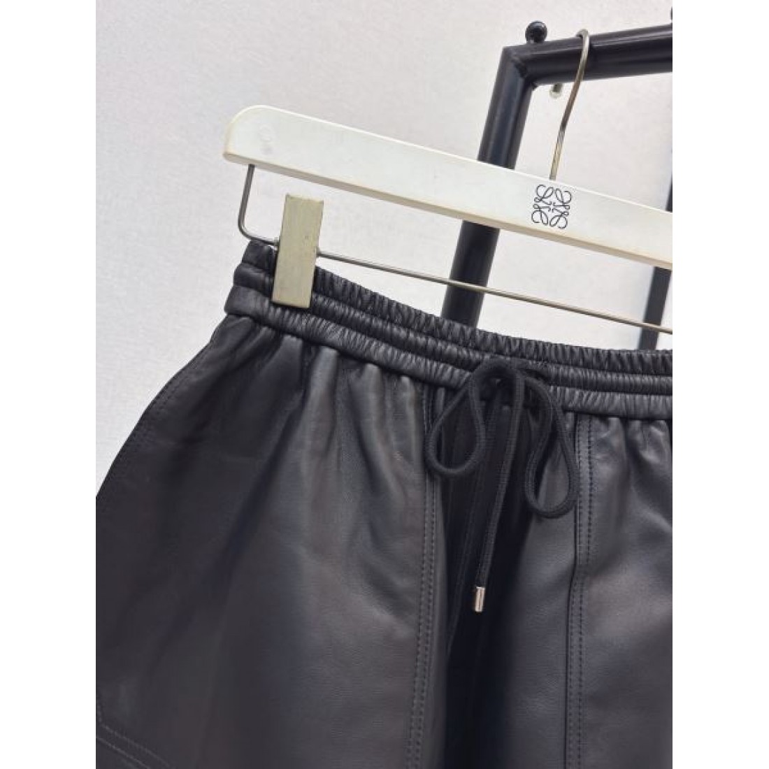 レザー調素材 Aラインフォルム LOEWE ロエベ コピー レディース イージーショーツ 都会派スタイル