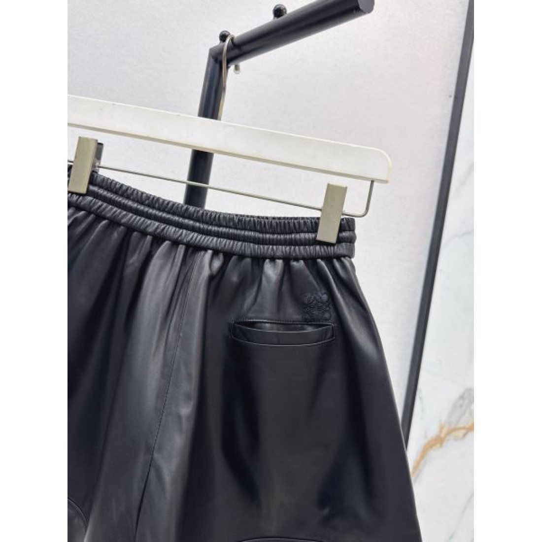 レザー調素材 Aラインフォルム LOEWE ロエベ コピー レディース イージーショーツ 都会派スタイル