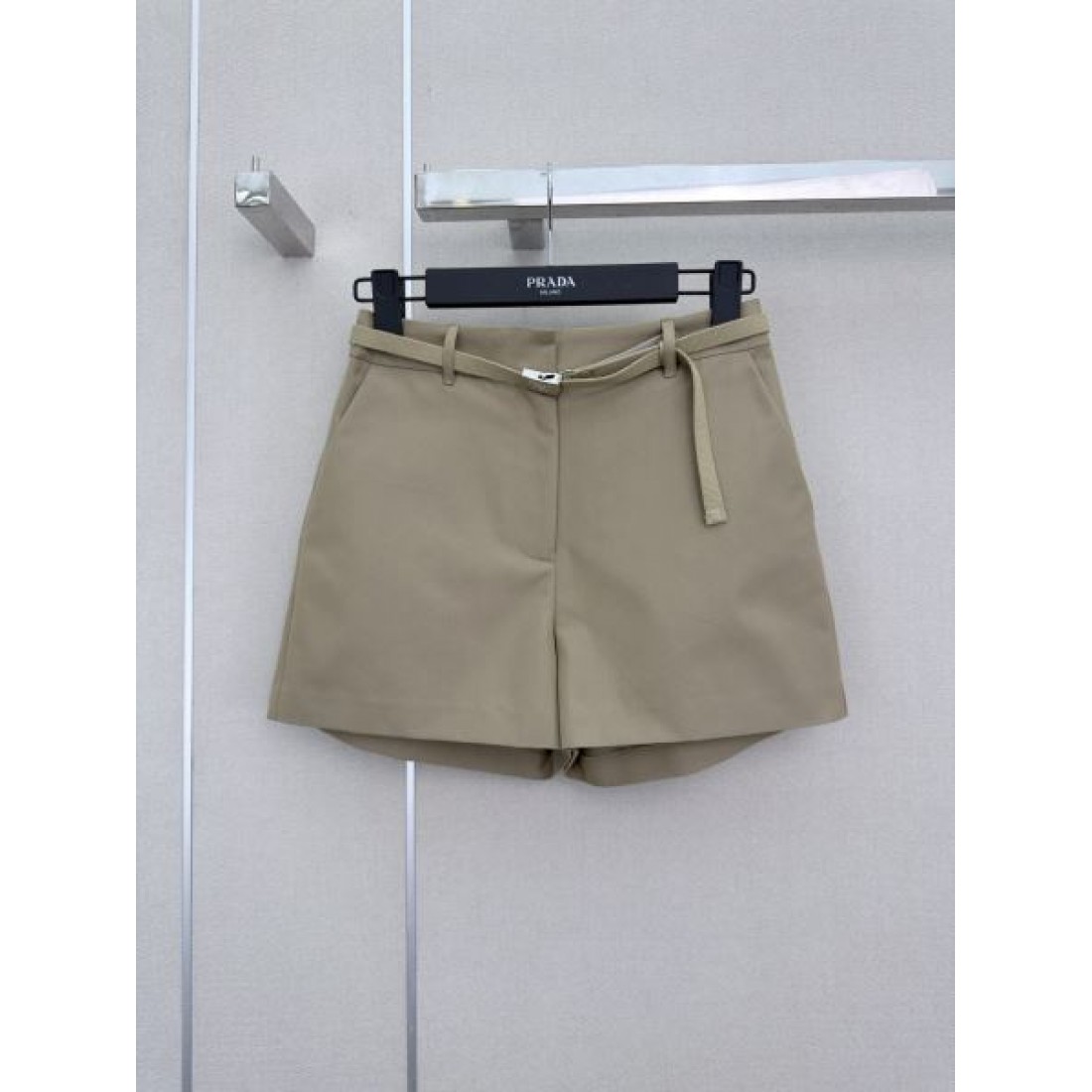 カーキベージュ ミニマル仕立て PRADA プラダ コピー ハイライズショーツ クラシカルフォルム