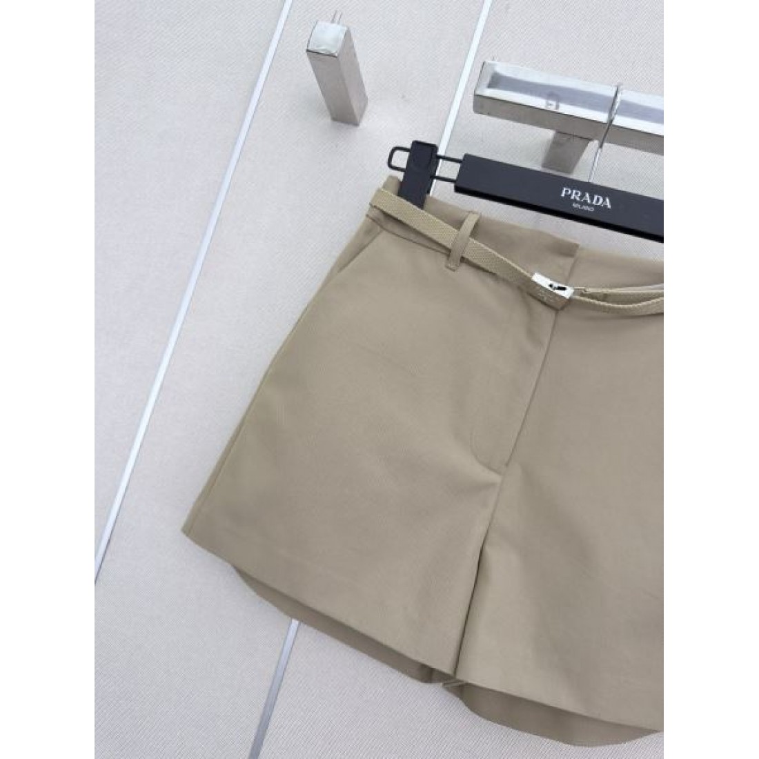 カーキベージュ ミニマル仕立て PRADA プラダ コピー ハイライズショーツ クラシカルフォルム