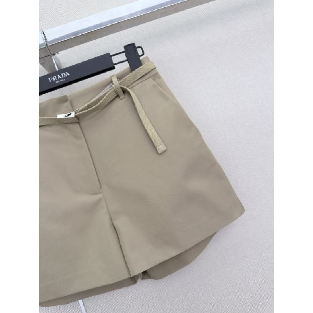 カーキベージュ ミニマル仕立て PRADA プラダ コピー ハイライズショーツ クラシカルフォルム