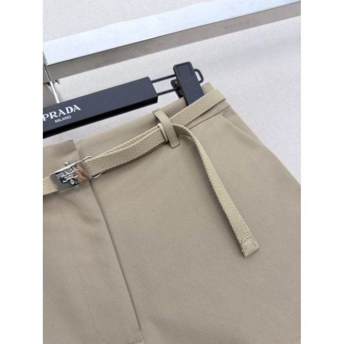 カーキベージュ ミニマル仕立て PRADA プラダ コピー ハイライズショーツ クラシカルフォルム