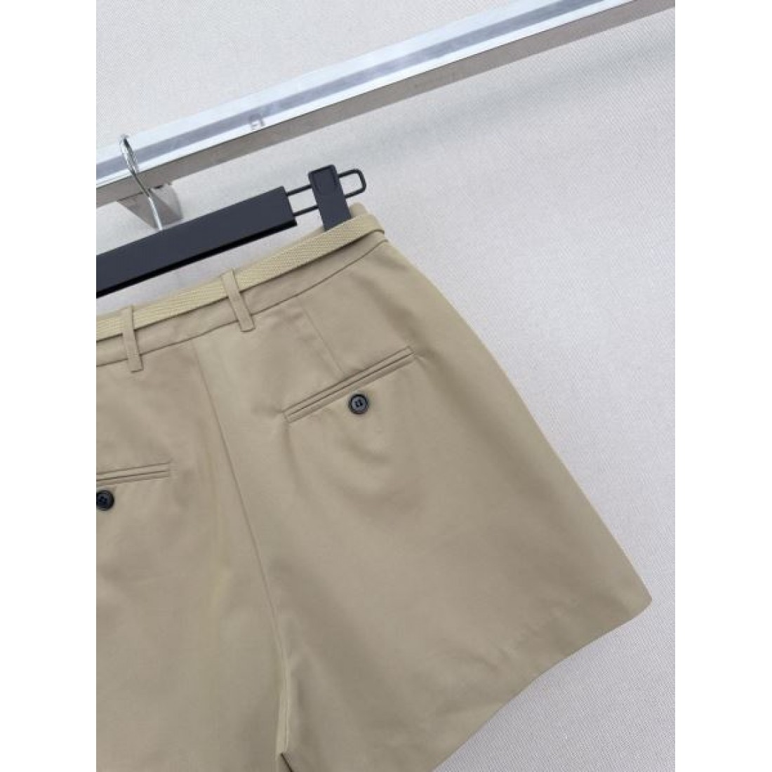 カーキベージュ ミニマル仕立て PRADA プラダ コピー ハイライズショーツ クラシカルフォルム