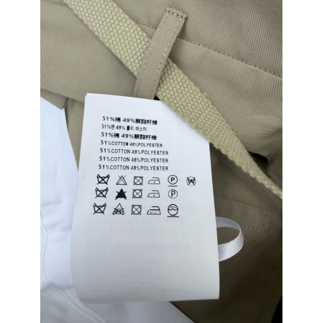 カーキベージュ ミニマル仕立て PRADA プラダ コピー ハイライズショーツ クラシカルフォルム