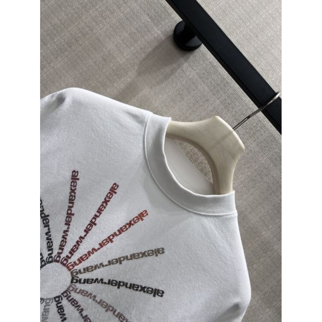 カラーレイが目を引く ALEXANDER WANG アレキサンダーワン コピー ビッグTシャツ アイボリー系 アートプリント ルーズフィット