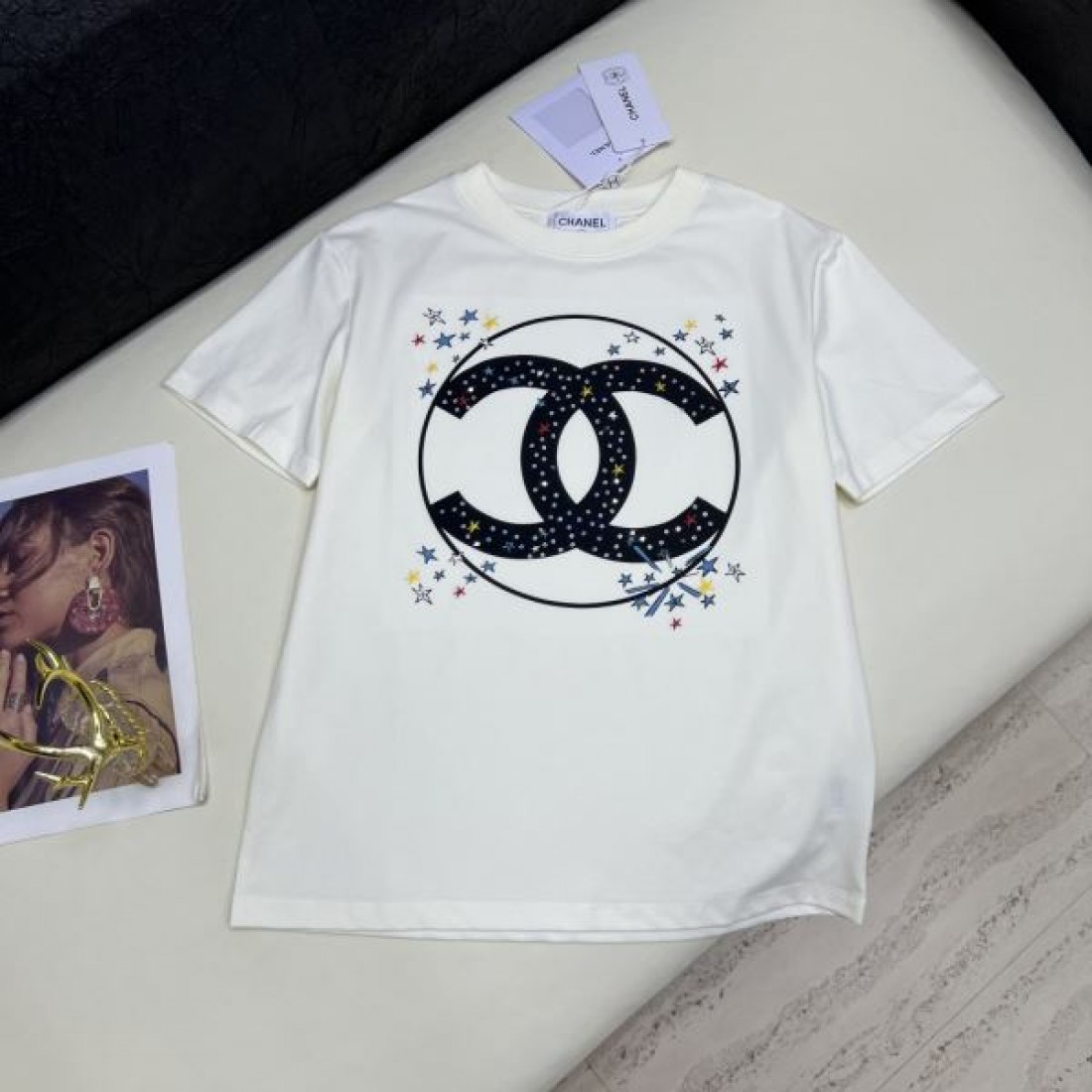 アートロゴが映える CHANEL シャネル コピー クルーネックTシャツ CCモチーフ スターダストアクセント