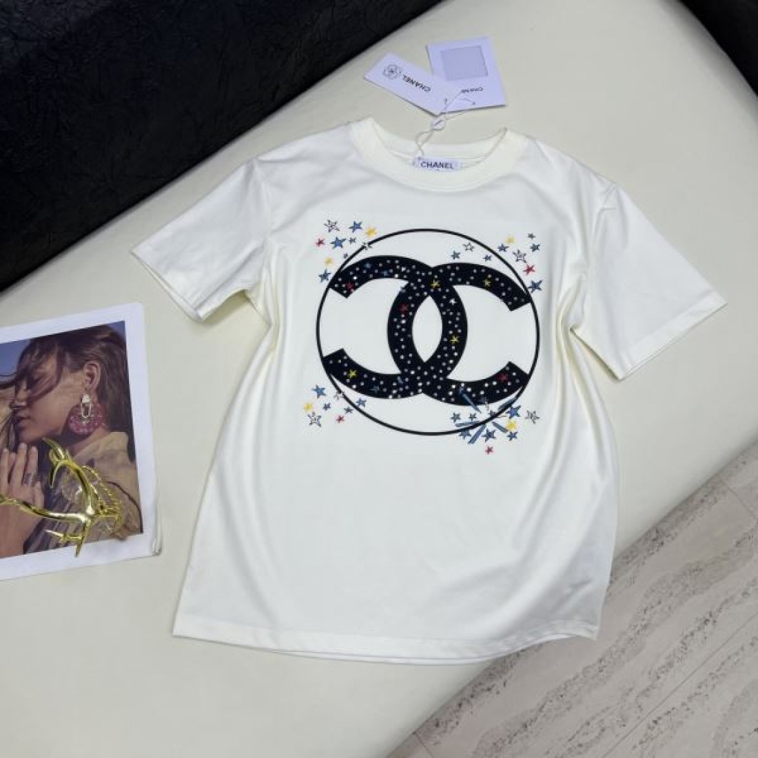 アートロゴが映える CHANEL シャネル コピー クルーネックTシャツ CCモチーフ スターダストアクセント