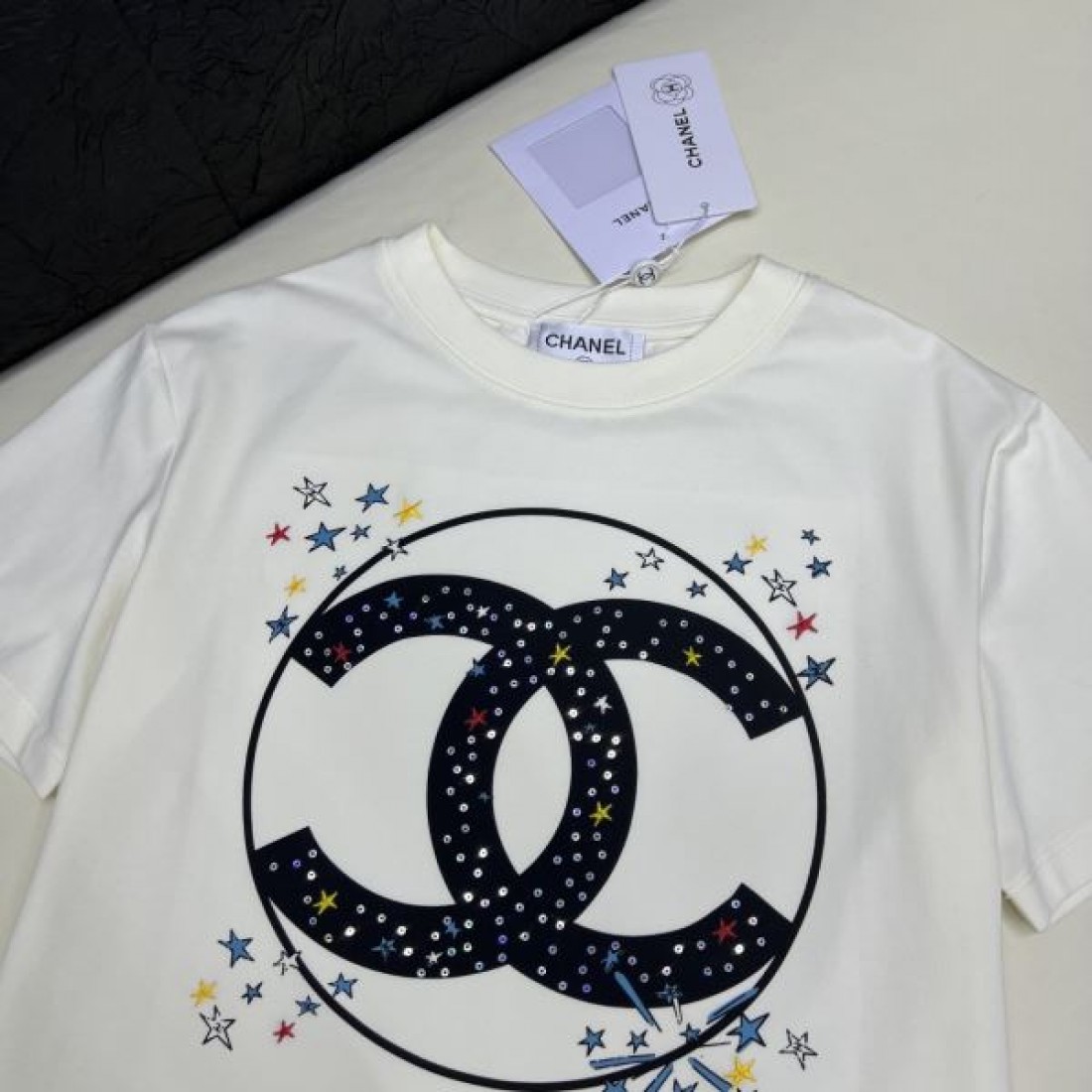 アートロゴが映える CHANEL シャネル コピー クルーネックTシャツ CCモチーフ スターダストアクセント