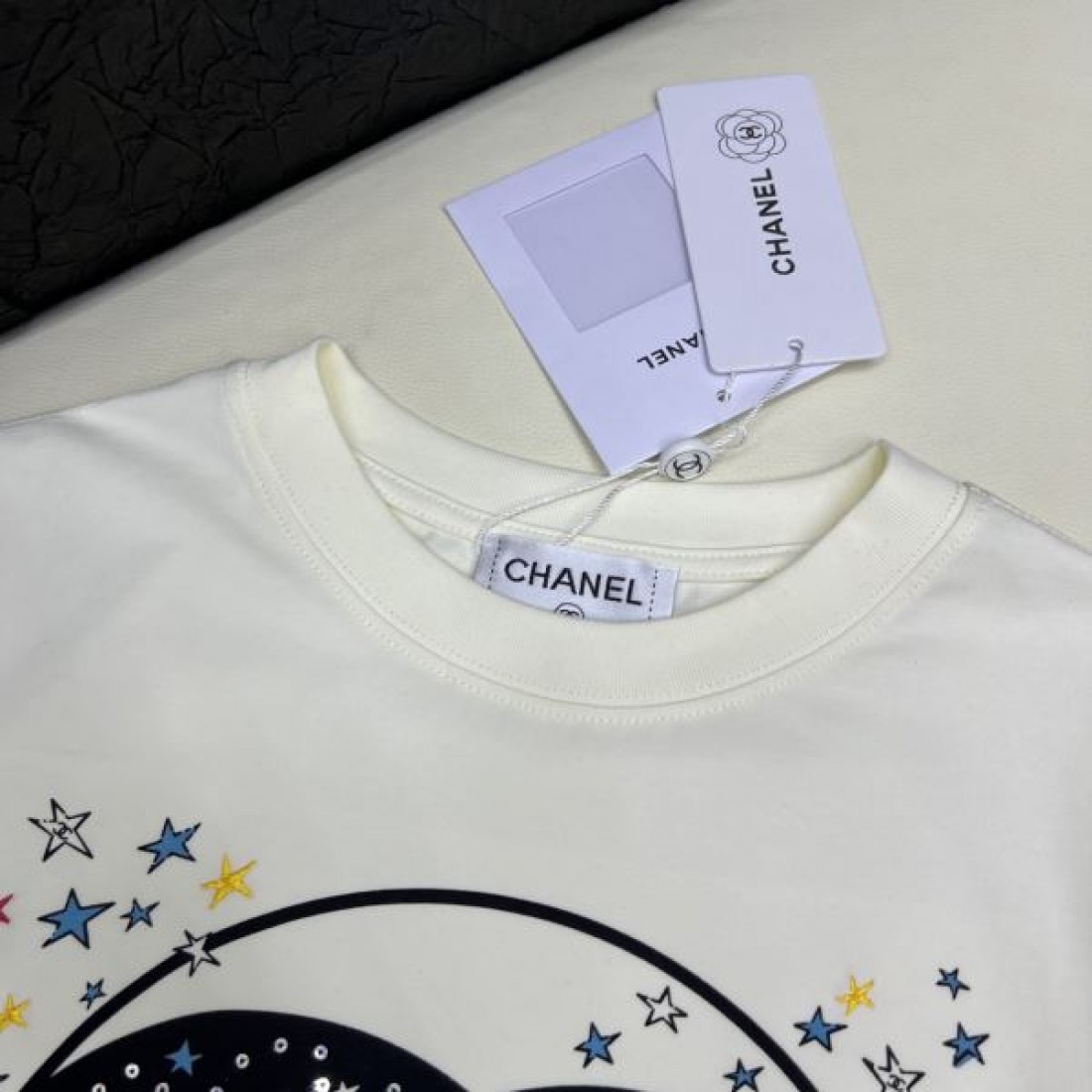 アートロゴが映える CHANEL シャネル コピー クルーネックTシャツ CCモチーフ スターダストアクセント