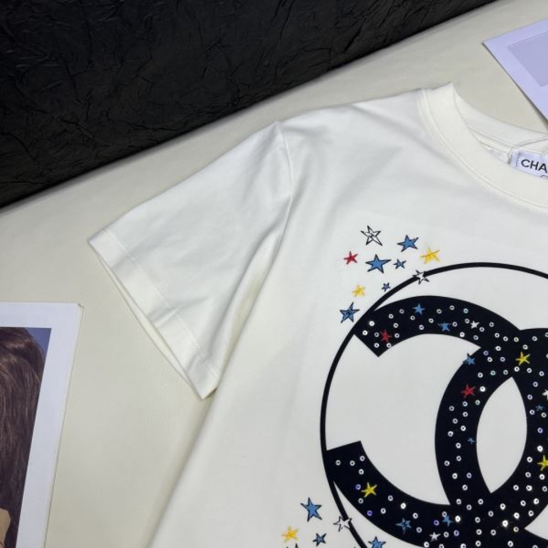 アートロゴが映える CHANEL シャネル コピー クルーネックTシャツ CCモチーフ スターダストアクセント