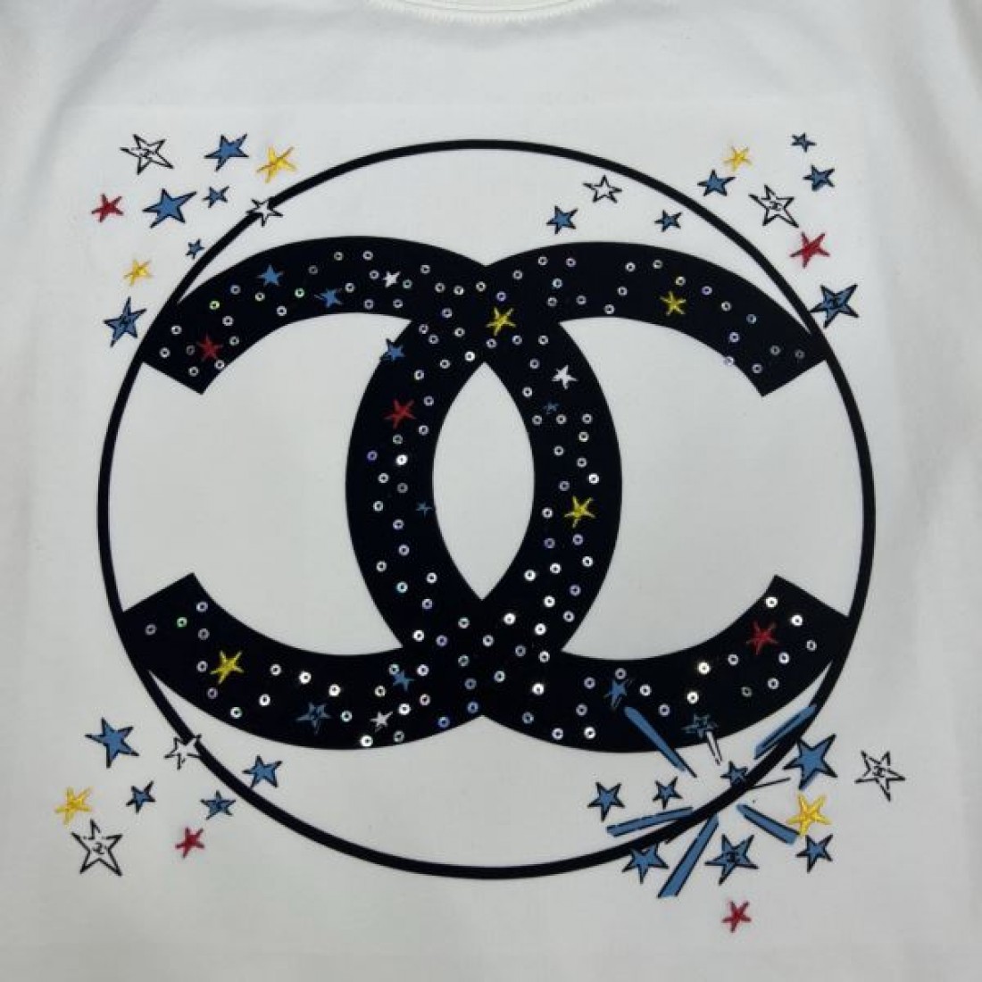 アートロゴが映える CHANEL シャネル コピー クルーネックTシャツ CCモチーフ スターダストアクセント