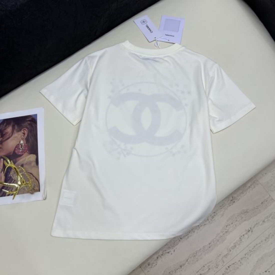 アートロゴが映える CHANEL シャネル コピー クルーネックTシャツ CCモチーフ スターダストアクセント