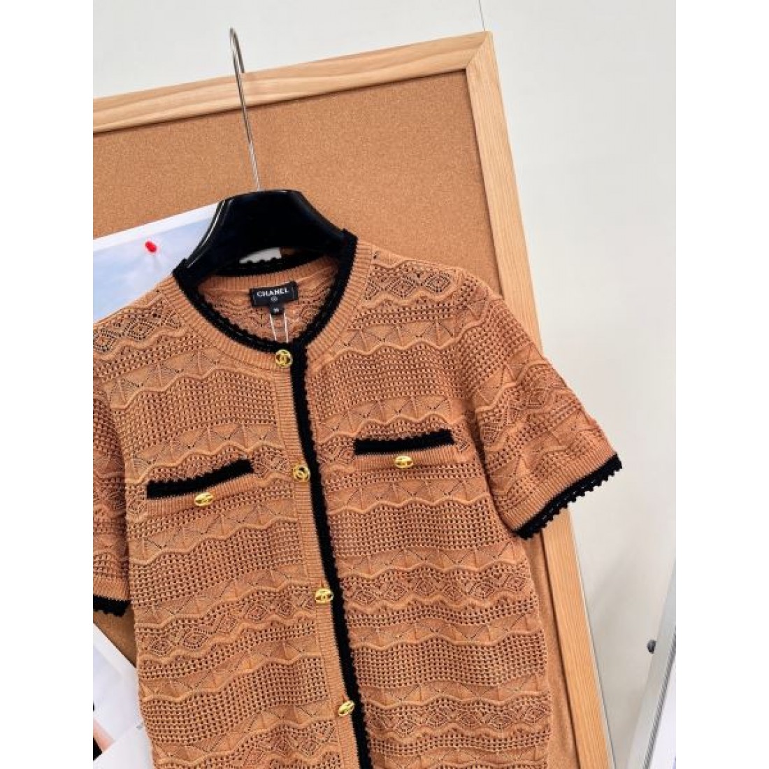 織り柄が映える CHANEL シャネル コピー ショートカーディガン ポケットデザイン レトロエレガント
