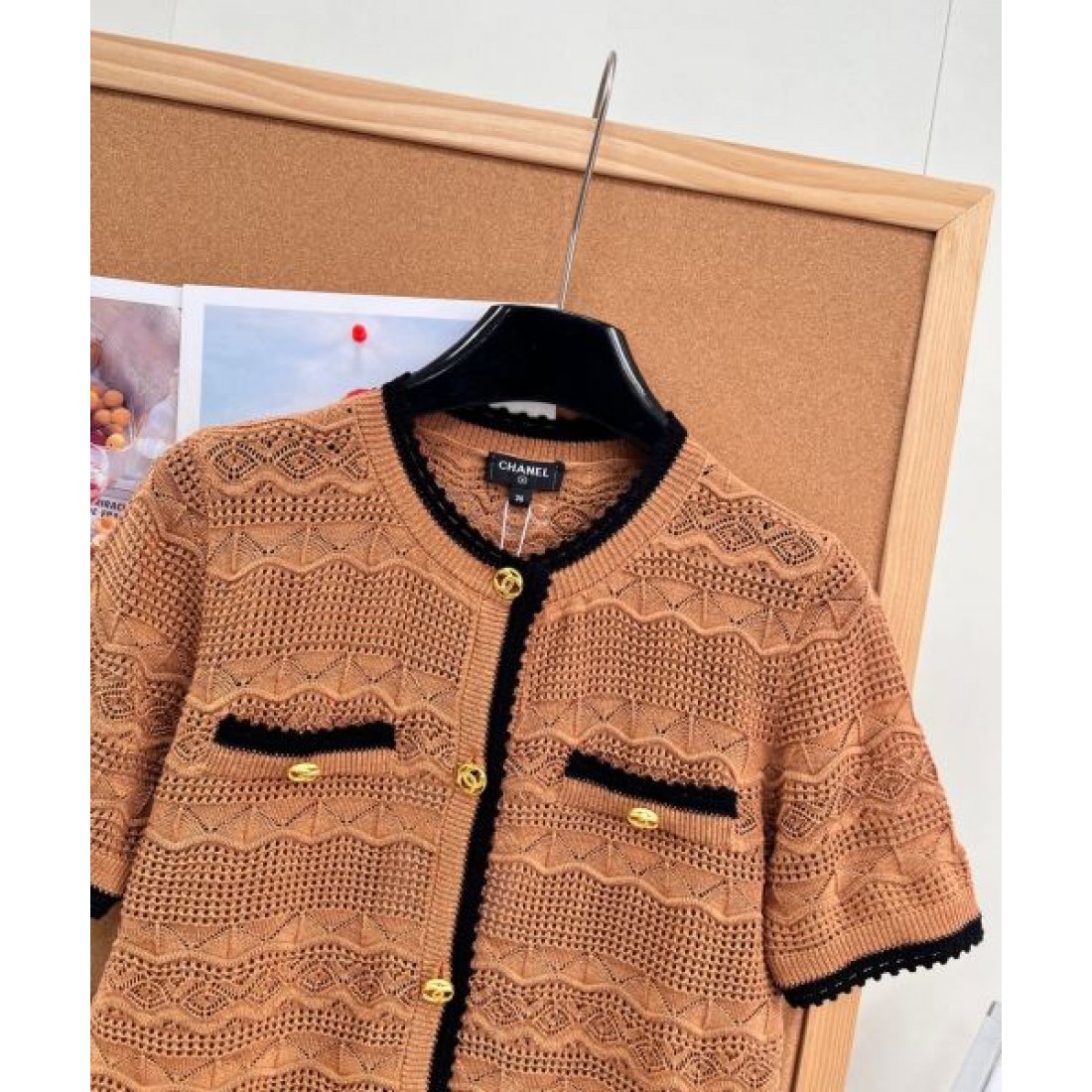 織り柄が映える CHANEL シャネル コピー ショートカーディガン ポケットデザイン レトロエレガント