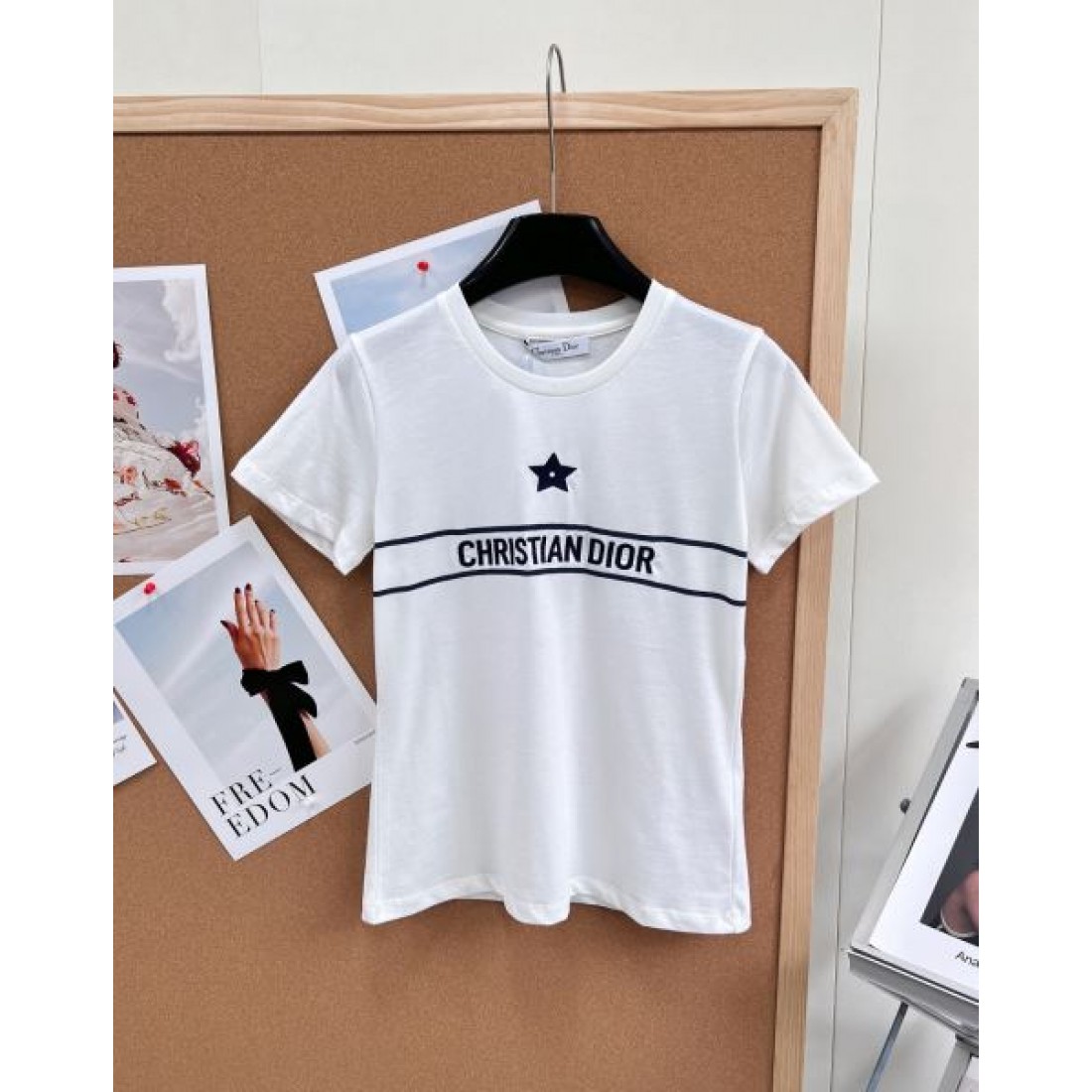 スターロゴが映える DIOR ディオール コピー クルーネックTシャツ ボーダーライン レタリングアクセント
