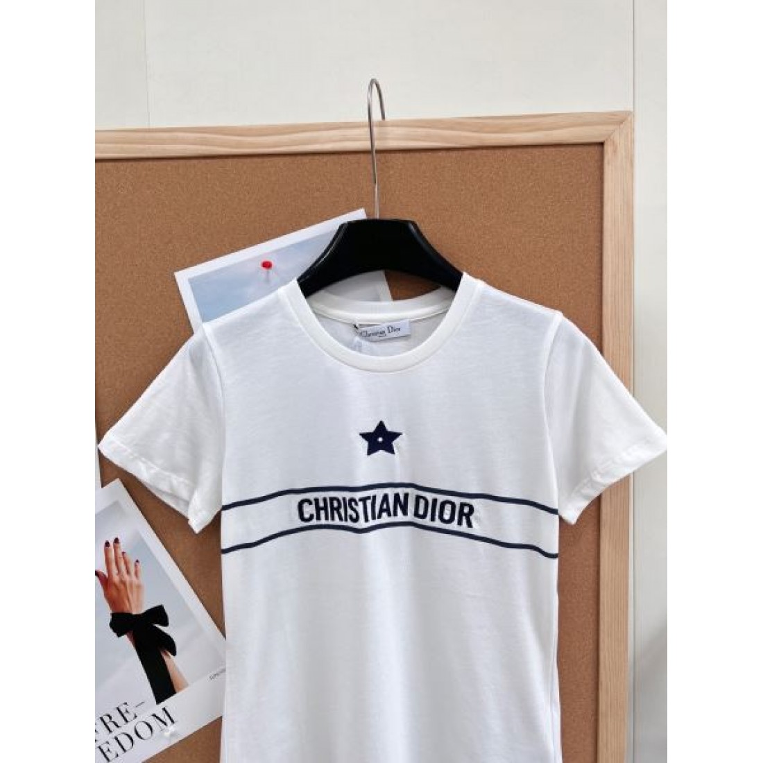 スターロゴが映える DIOR ディオール コピー クルーネックTシャツ ボーダーライン レタリングアクセント