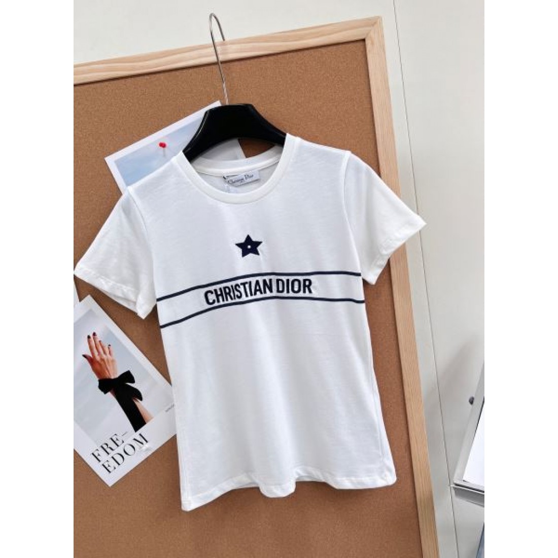 スターロゴが映える DIOR ディオール コピー クルーネックTシャツ ボーダーライン レタリングアクセント