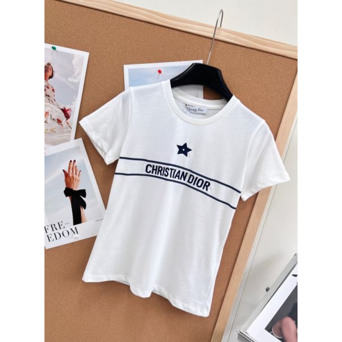 スターロゴが映える DIOR ディオール コピー クルーネックTシャツ ボーダーライン レタリングアクセント