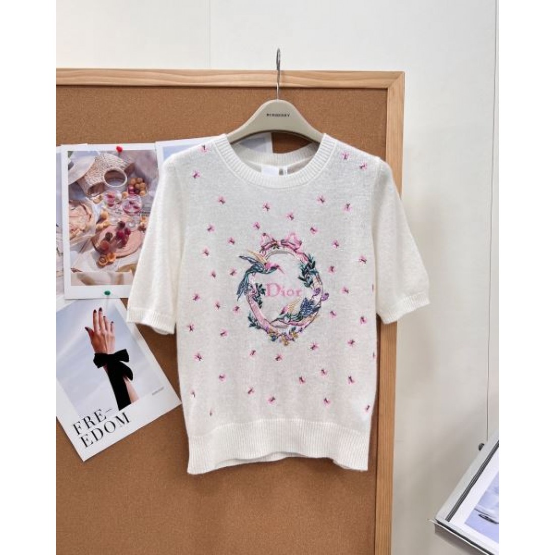 アートプリントが映える DIOR ディオール コピー クルーネックトップス ピンクスプラッシュ フェミニンカジュアル