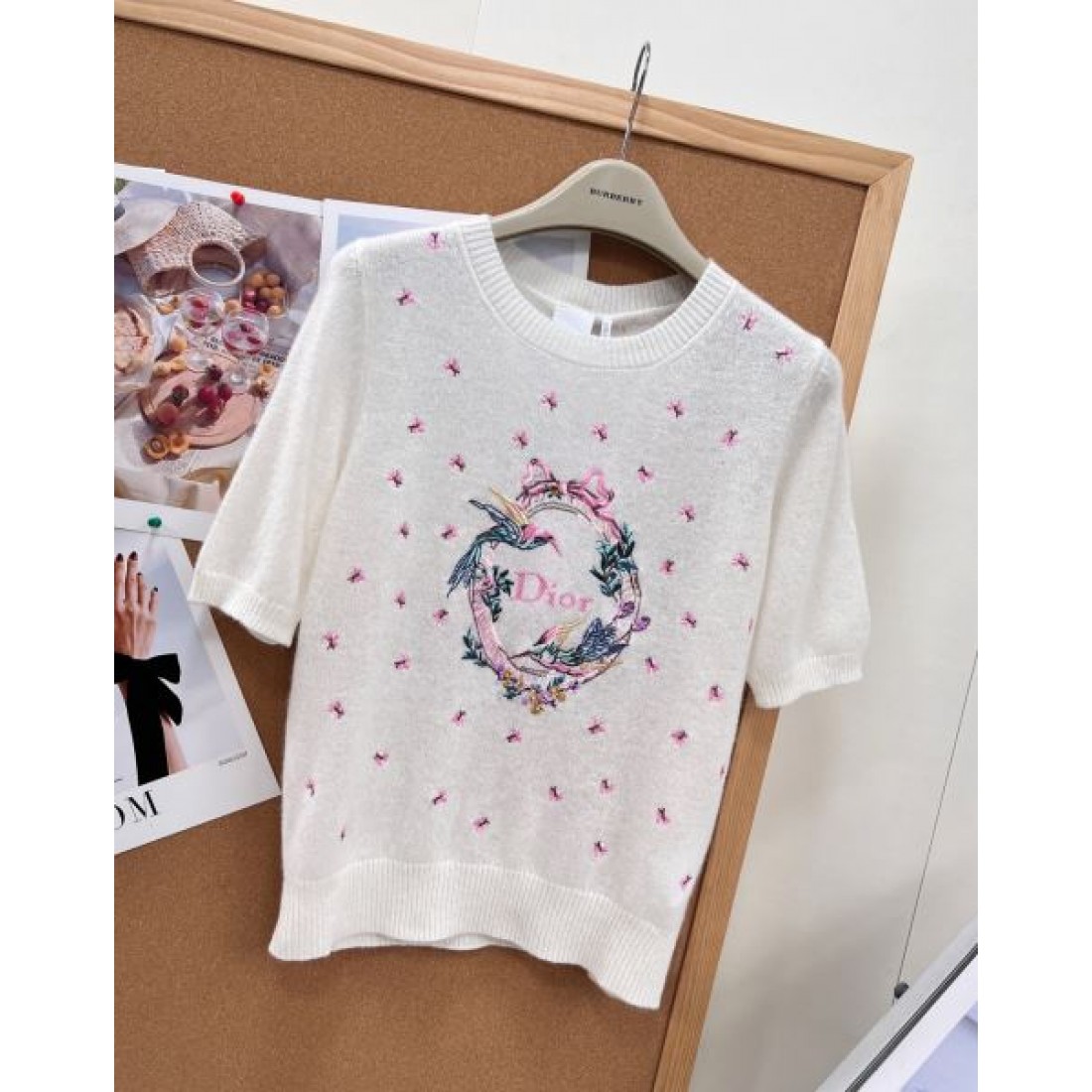 アートプリントが映える DIOR ディオール コピー クルーネックトップス ピンクスプラッシュ フェミニンカジュアル