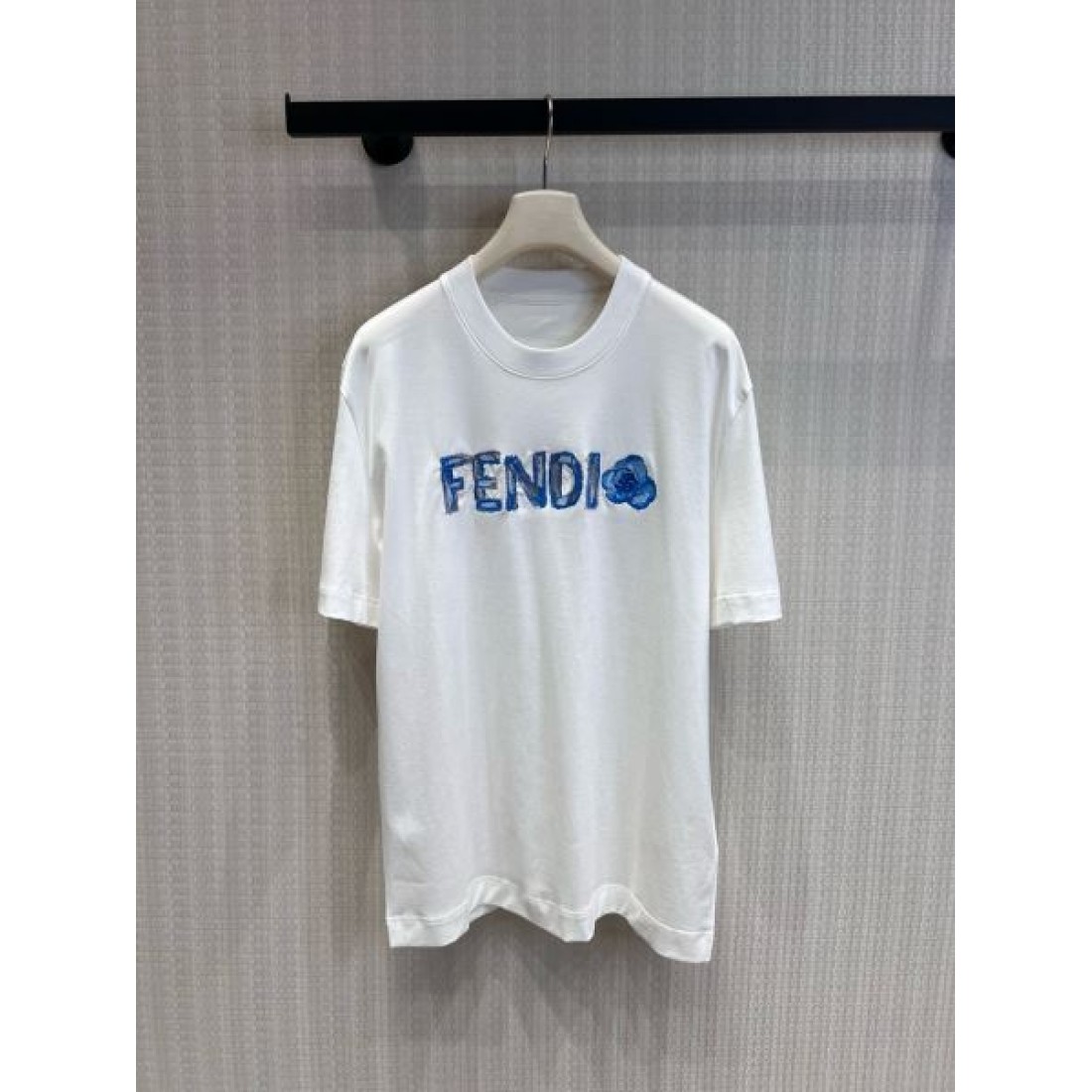 アートロゴが映える FENDI フェンディ コピー グラフィックTシャツ ブルーぼかしレタード モダンスタイル