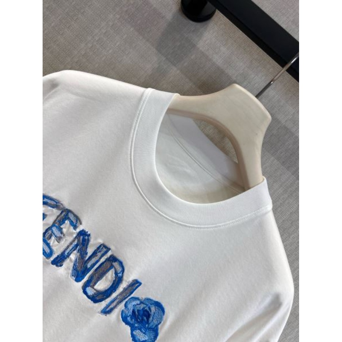 アートロゴが映える FENDI フェンディ コピー グラフィックTシャツ ブルーぼかしレタード モダンスタイル