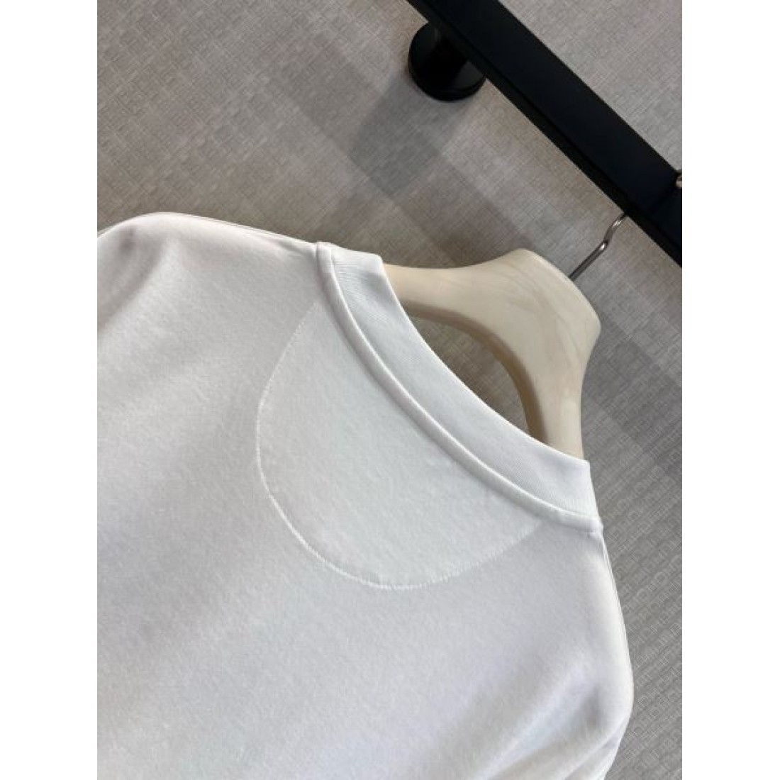アートロゴが映える FENDI フェンディ コピー グラフィックTシャツ ブルーぼかしレタード モダンスタイル