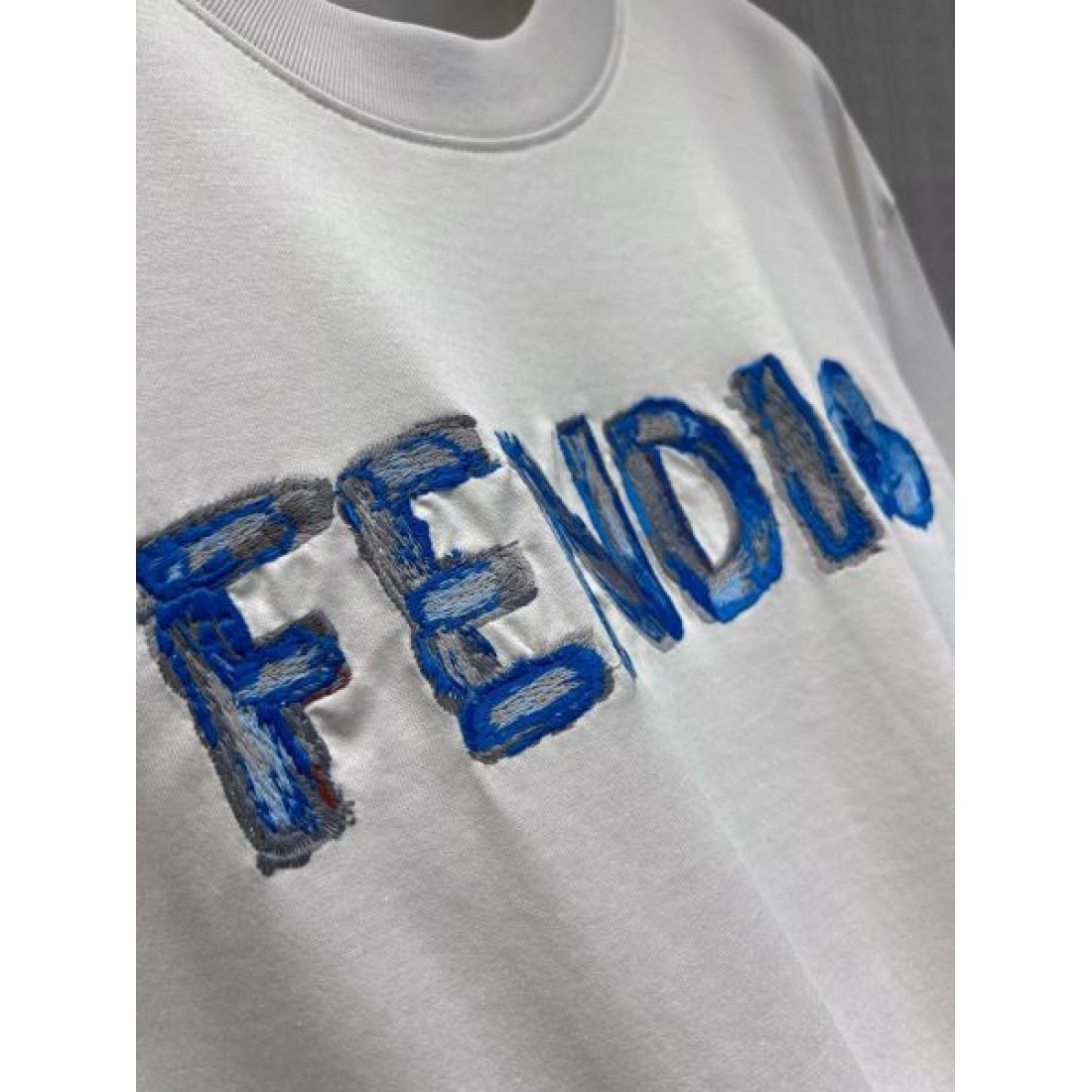 アートロゴが映える FENDI フェンディ コピー グラフィックTシャツ ブルーぼかしレタード モダンスタイル
