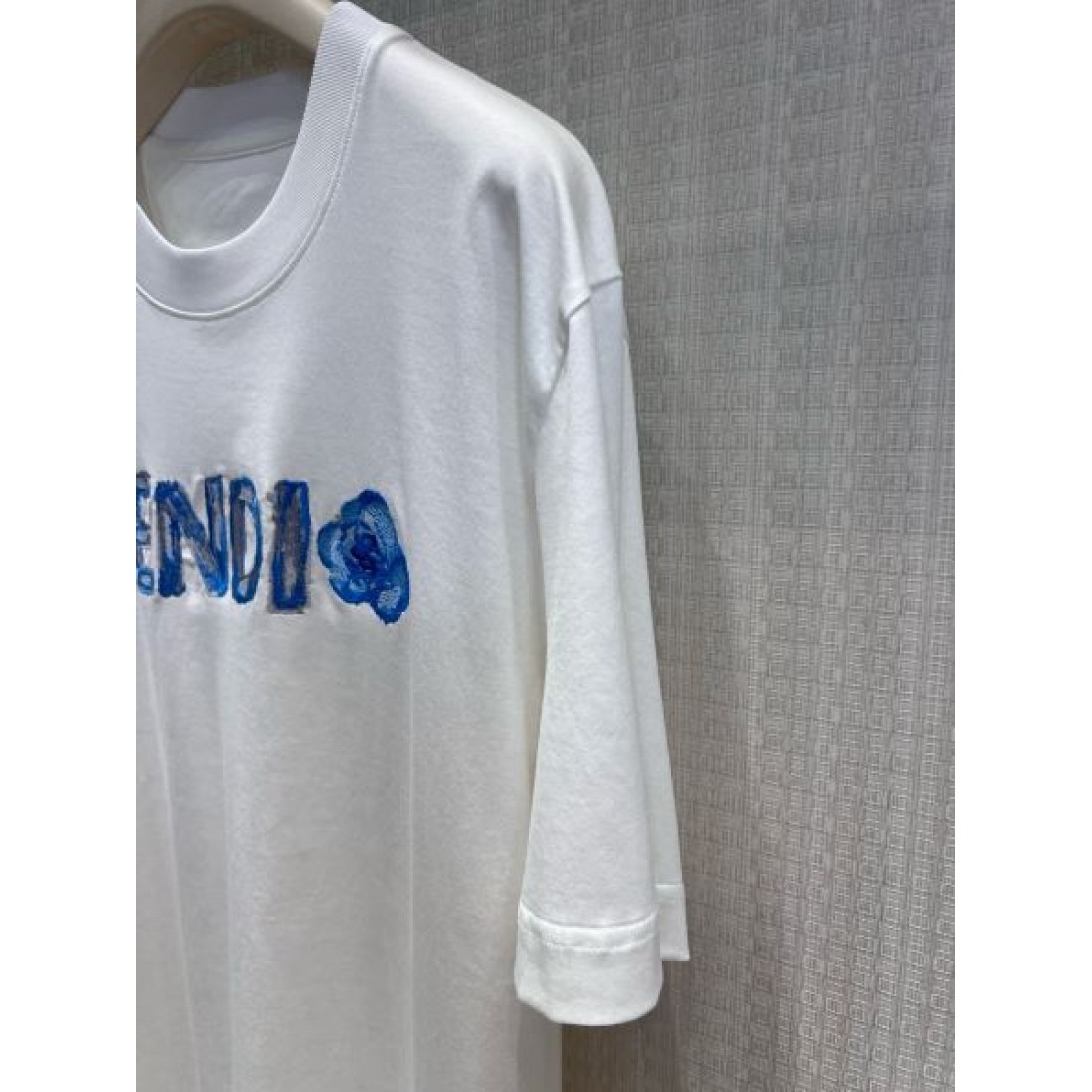 アートロゴが映える FENDI フェンディ コピー グラフィックTシャツ ブルーぼかしレタード モダンスタイル