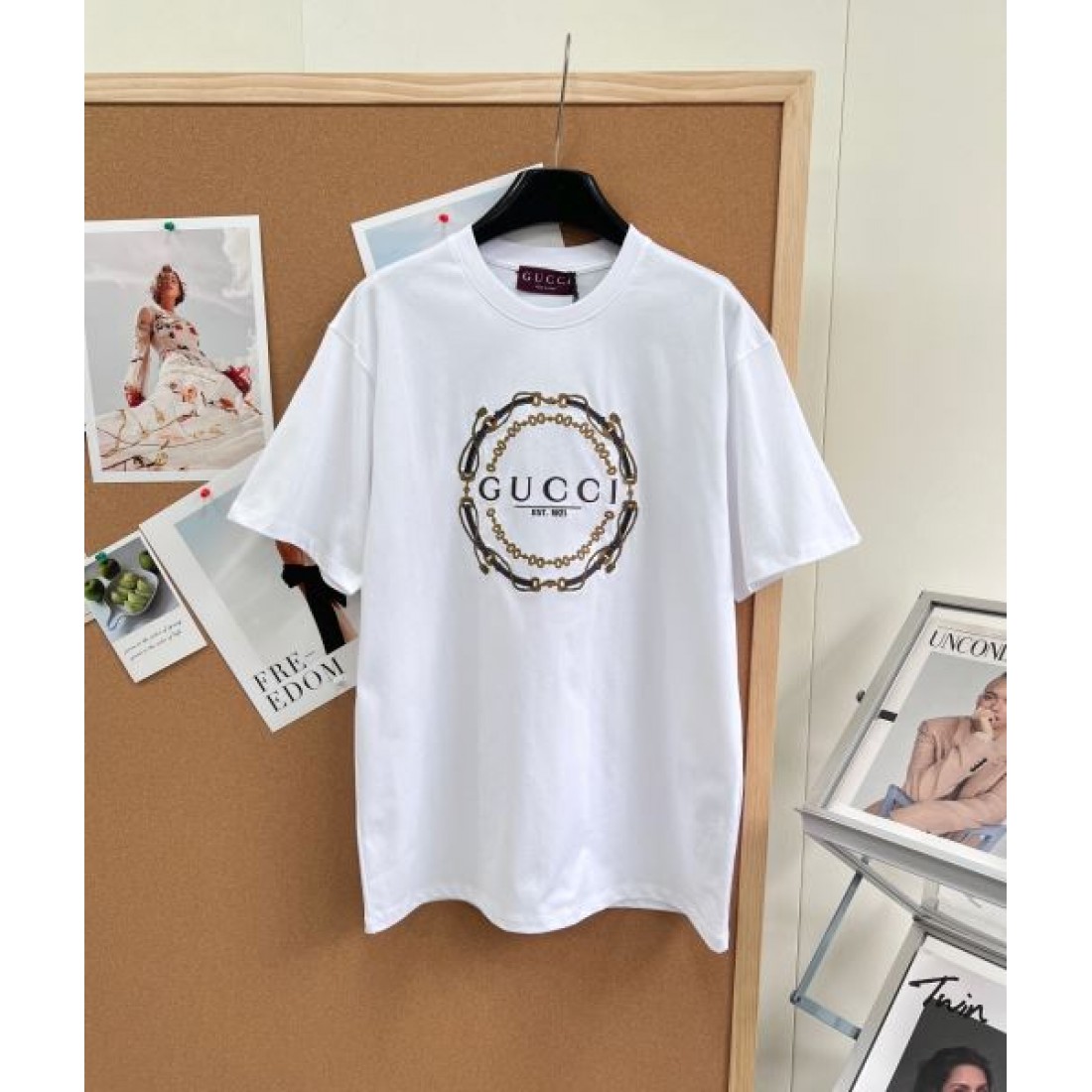 ジュエリー調フレームが映える GUCCI グッチ コピー クルーネックTシャツ ビッグレタリング エンブレムデザイン