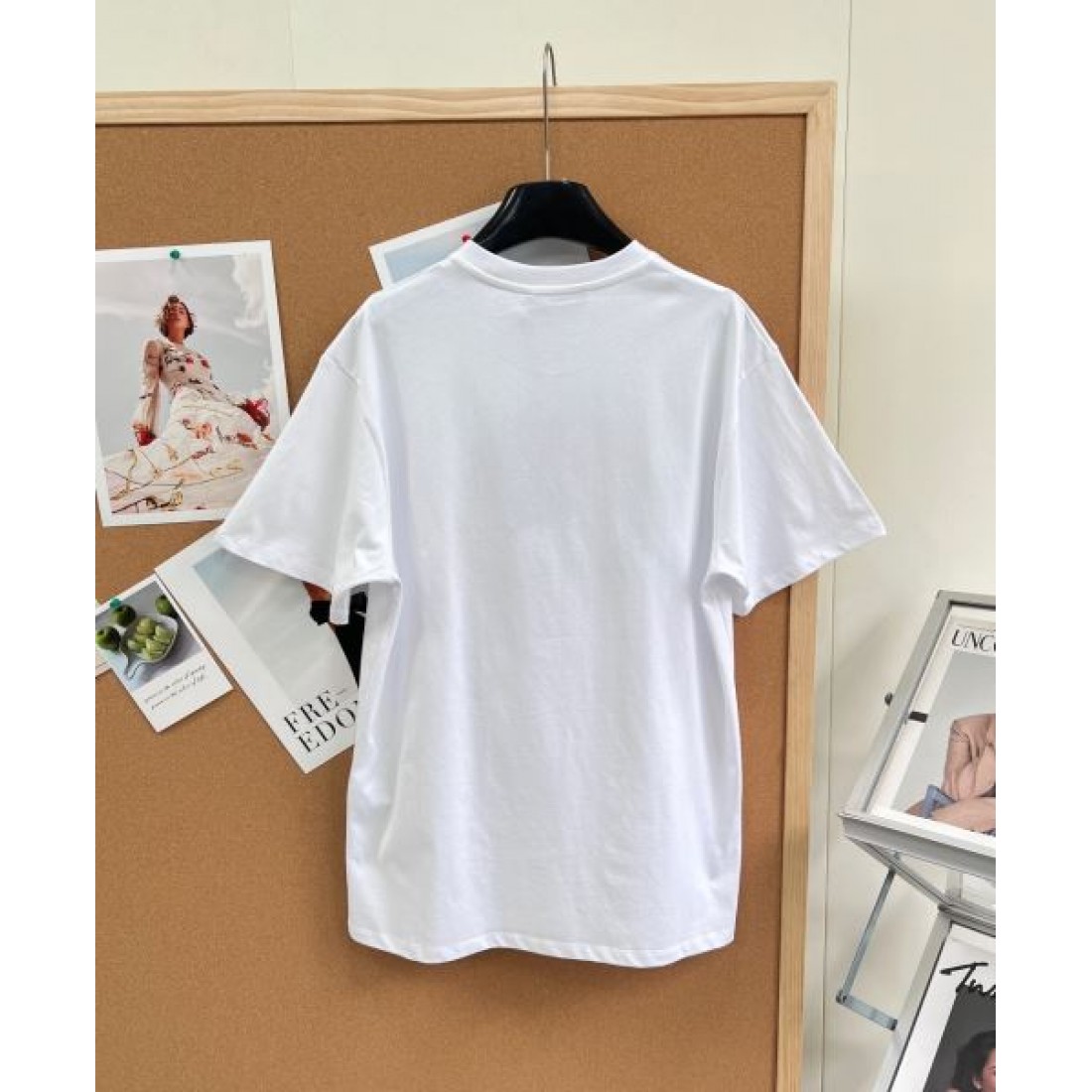 ジュエリー調フレームが映える GUCCI グッチ コピー クルーネックTシャツ ビッグレタリング エンブレムデザイン