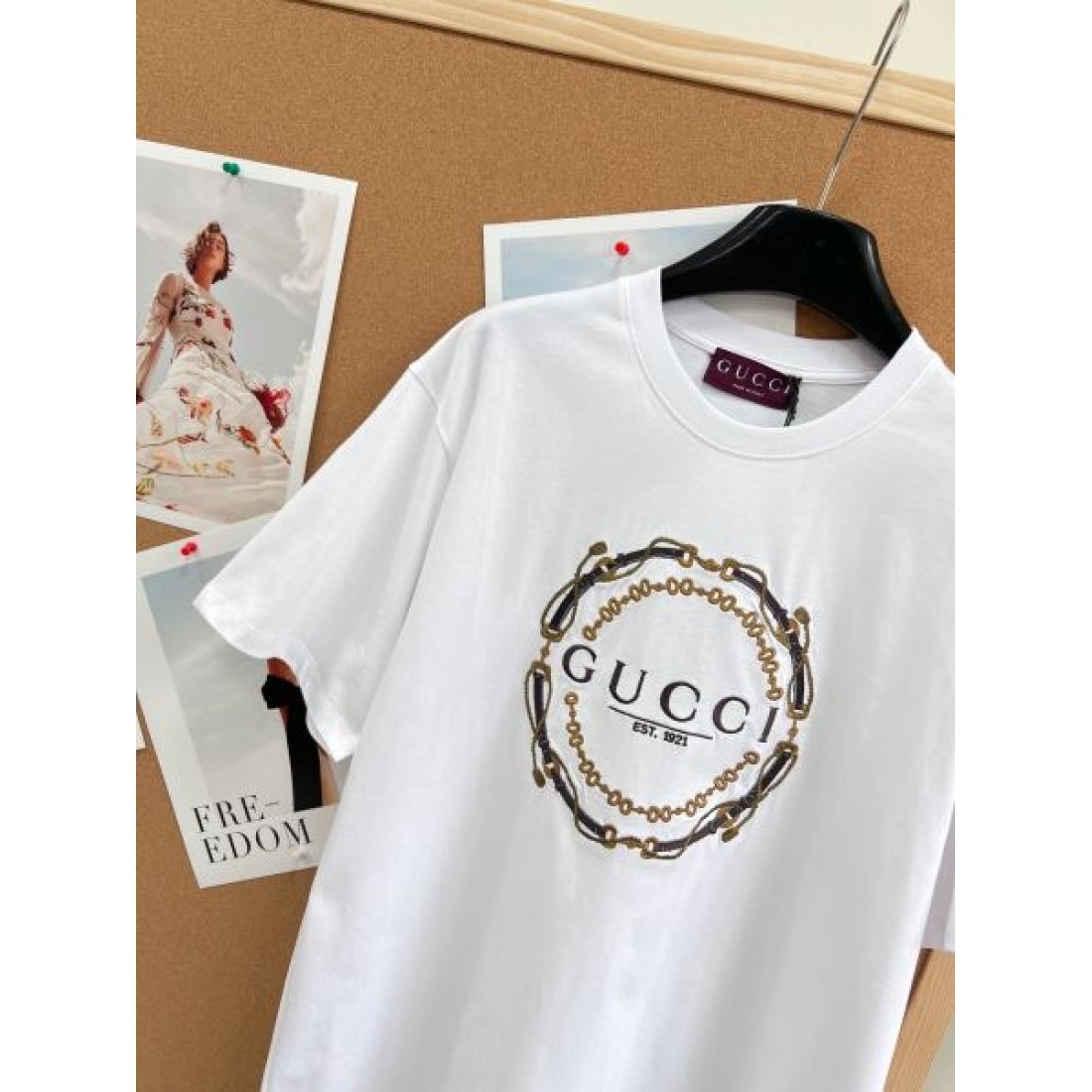 ジュエリー調フレームが映える GUCCI グッチ コピー クルーネックTシャツ ビッグレタリング エンブレムデザイン