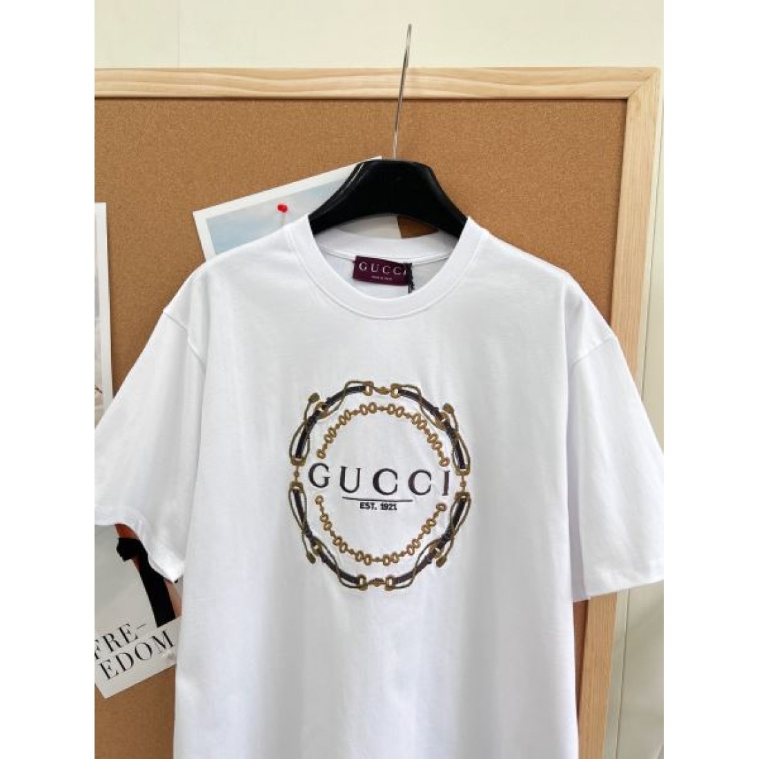 ジュエリー調フレームが映える GUCCI グッチ コピー クルーネックTシャツ ビッグレタリング エンブレムデザイン