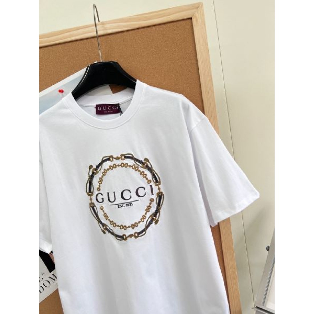 ジュエリー調フレームが映える GUCCI グッチ コピー クルーネックTシャツ ビッグレタリング エンブレムデザイン