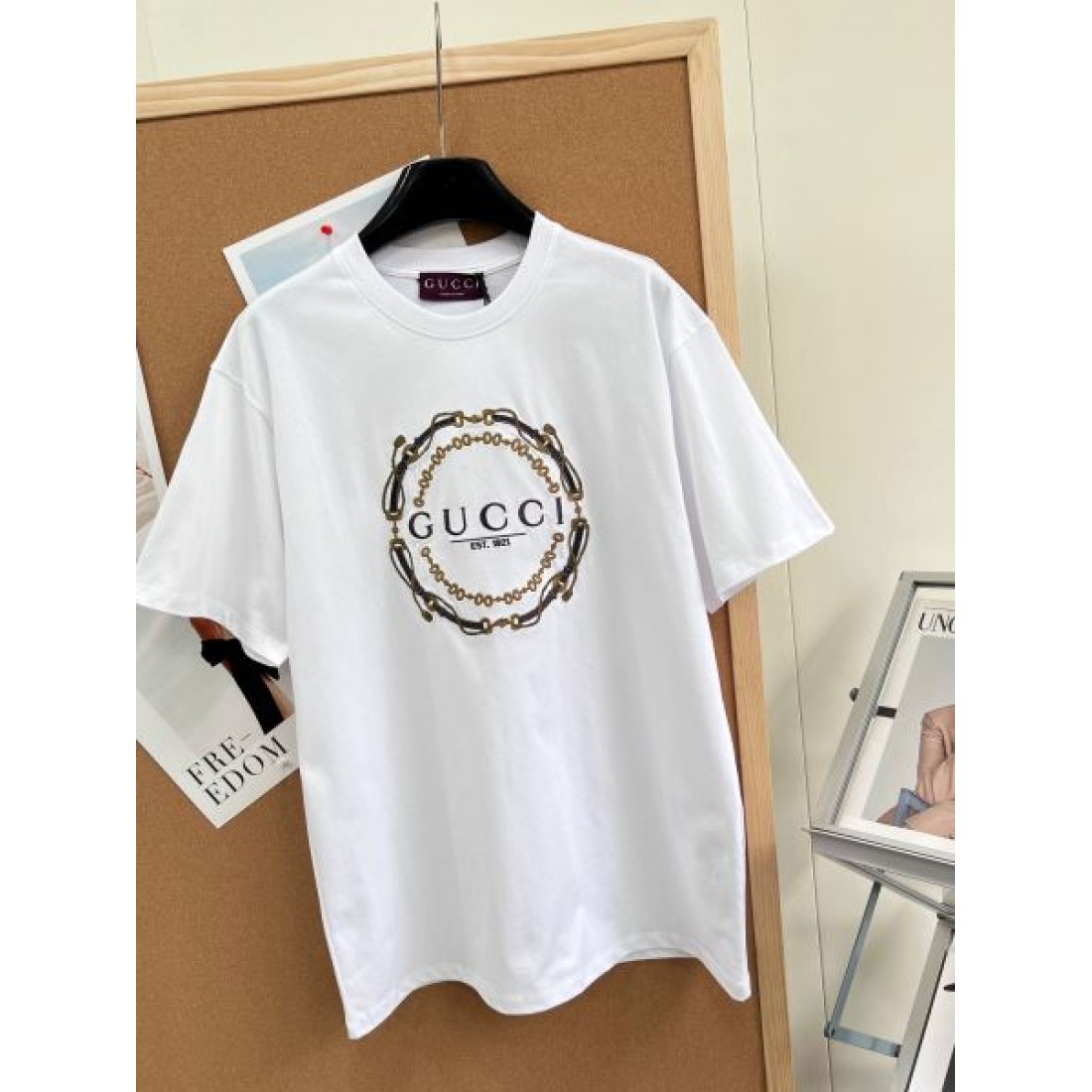 ジュエリー調フレームが映える GUCCI グッチ コピー クルーネックTシャツ ビッグレタリング エンブレムデザイン