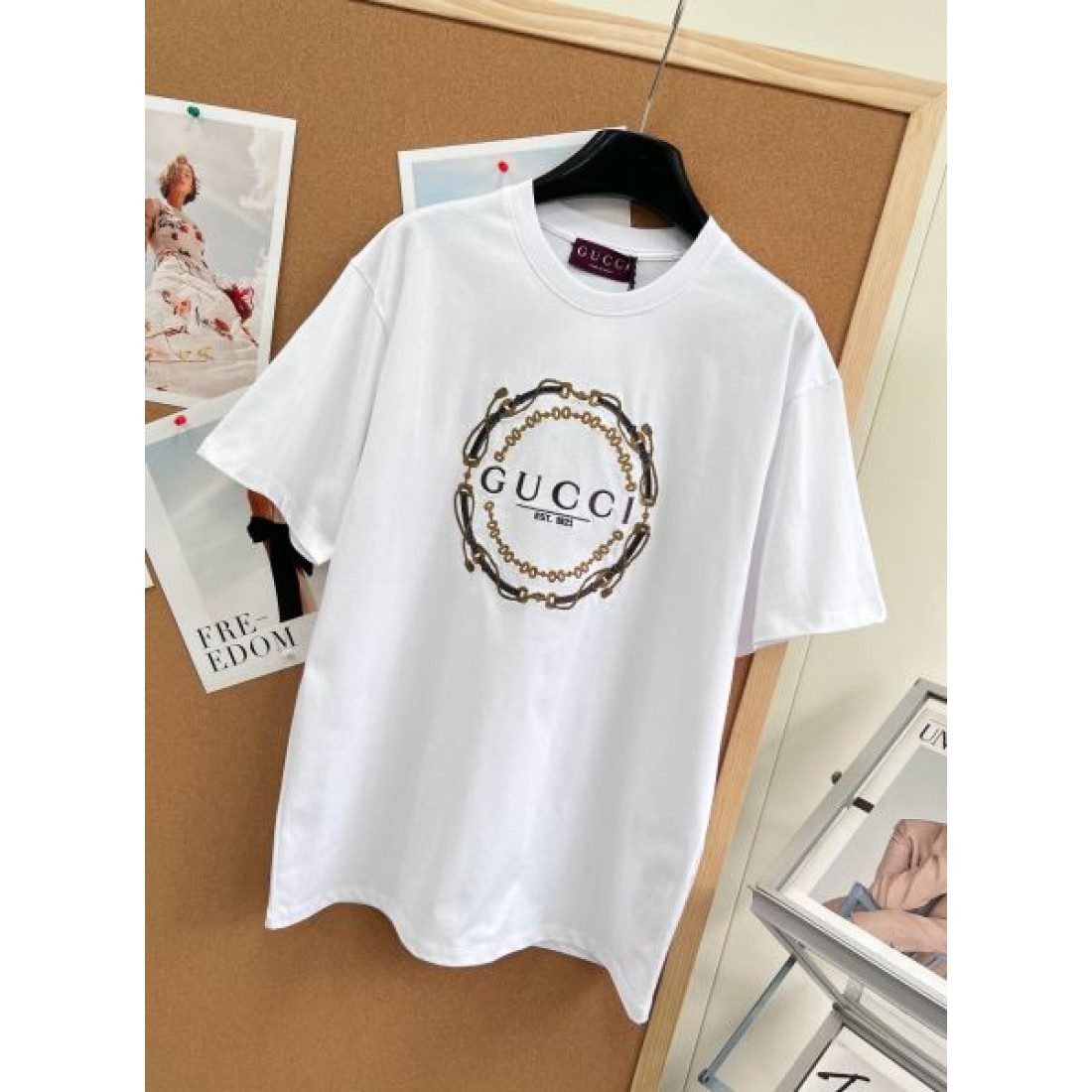 ジュエリー調フレームが映える GUCCI グッチ コピー クルーネックTシャツ ビッグレタリング エンブレムデザイン