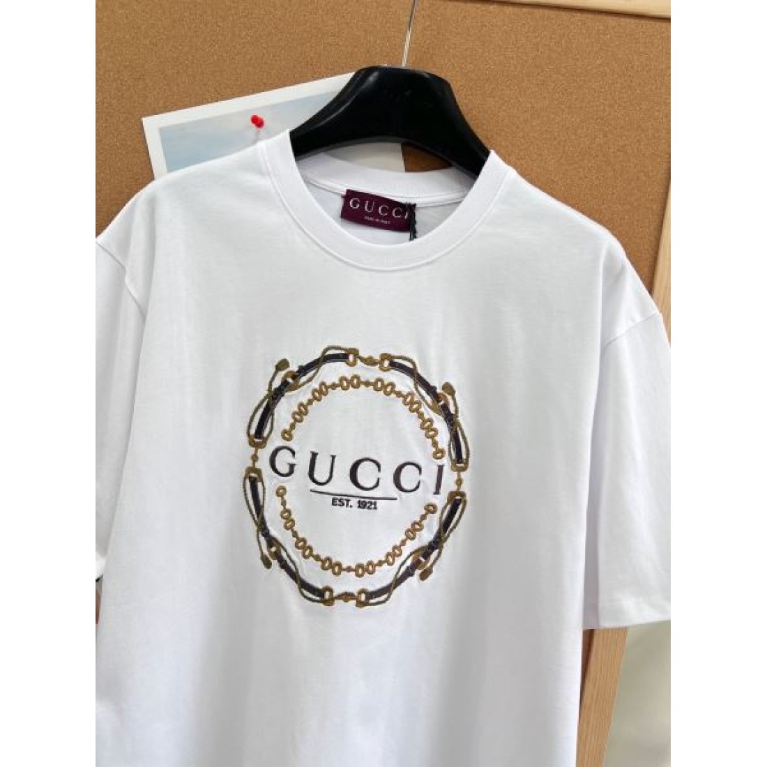 ジュエリー調フレームが映える GUCCI グッチ コピー クルーネックTシャツ ビッグレタリング エンブレムデザイン