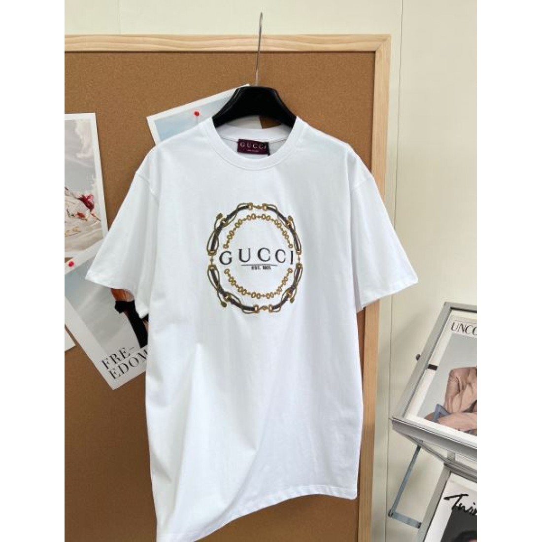 ジュエリー調フレームが映える GUCCI グッチ コピー クルーネックTシャツ ビッグレタリング エンブレムデザイン