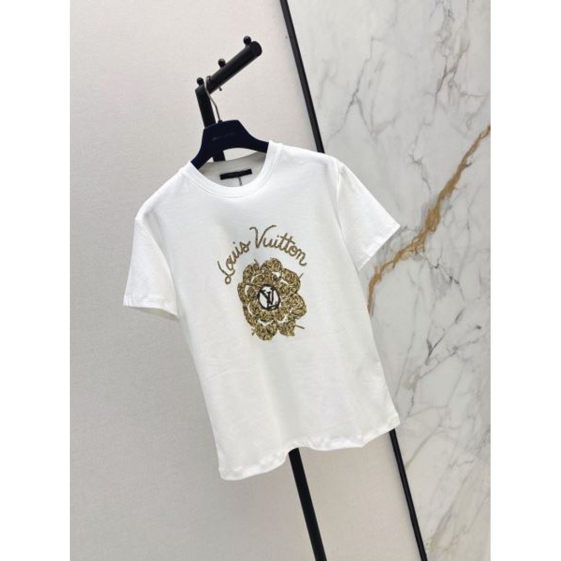 紋章アートが映える LOUIS VUITTON ルイヴィトン コピー レディース グラフィックTシャツ メダリオンモチーフ