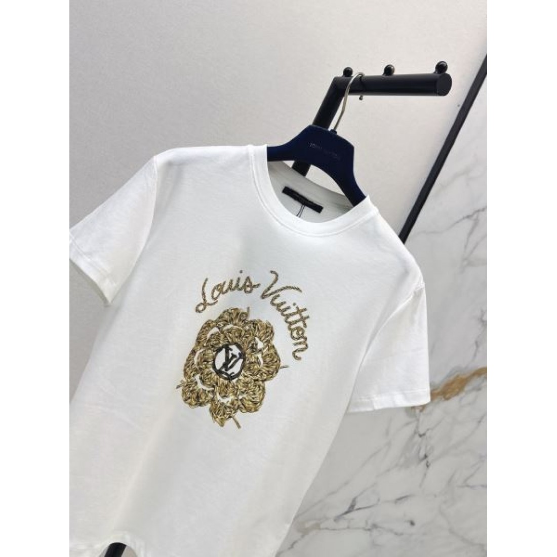 紋章アートが映える LOUIS VUITTON ルイヴィトン コピー レディース グラフィックTシャツ メダリオンモチーフ