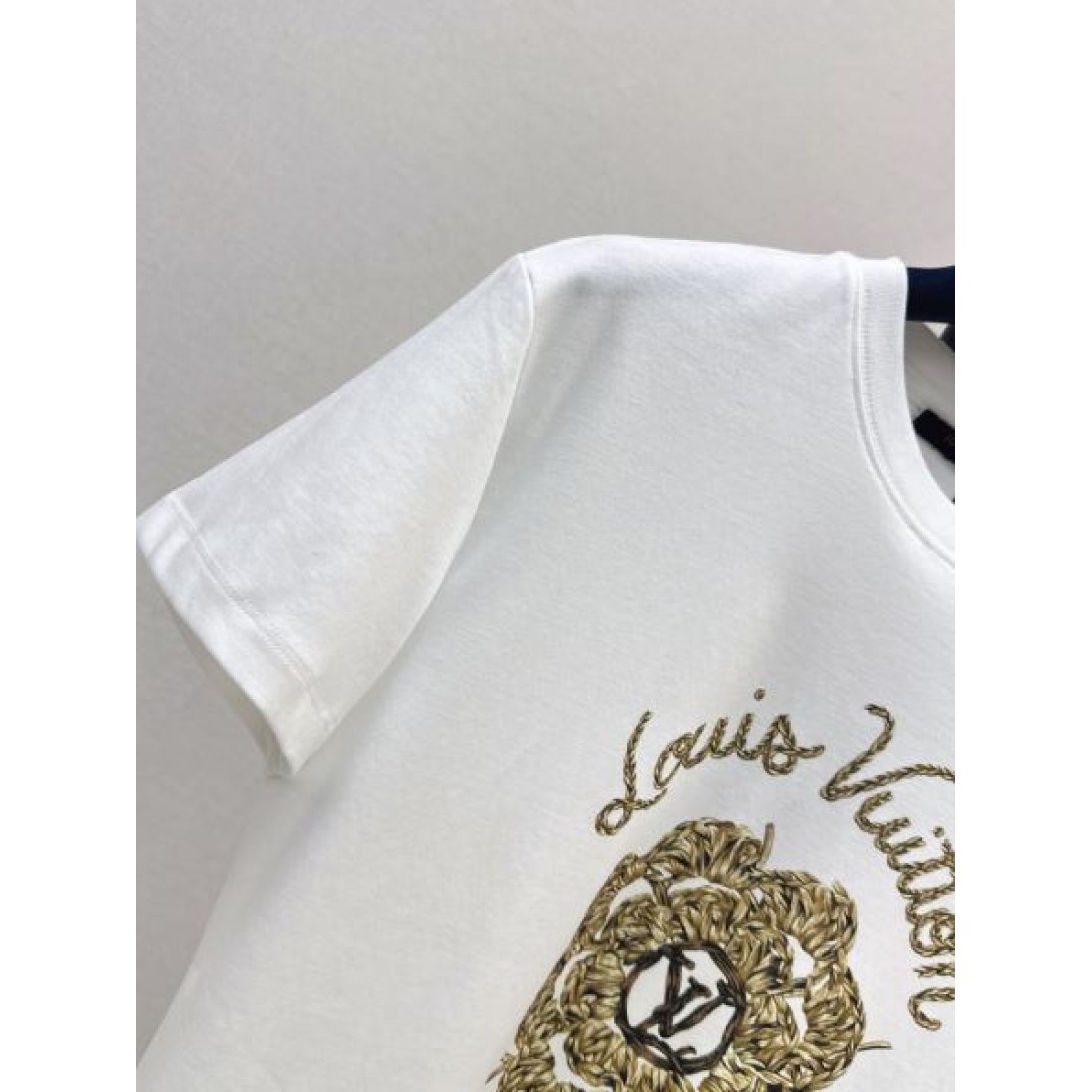 紋章アートが映える LOUIS VUITTON ルイヴィトン コピー レディース グラフィックTシャツ メダリオンモチーフ