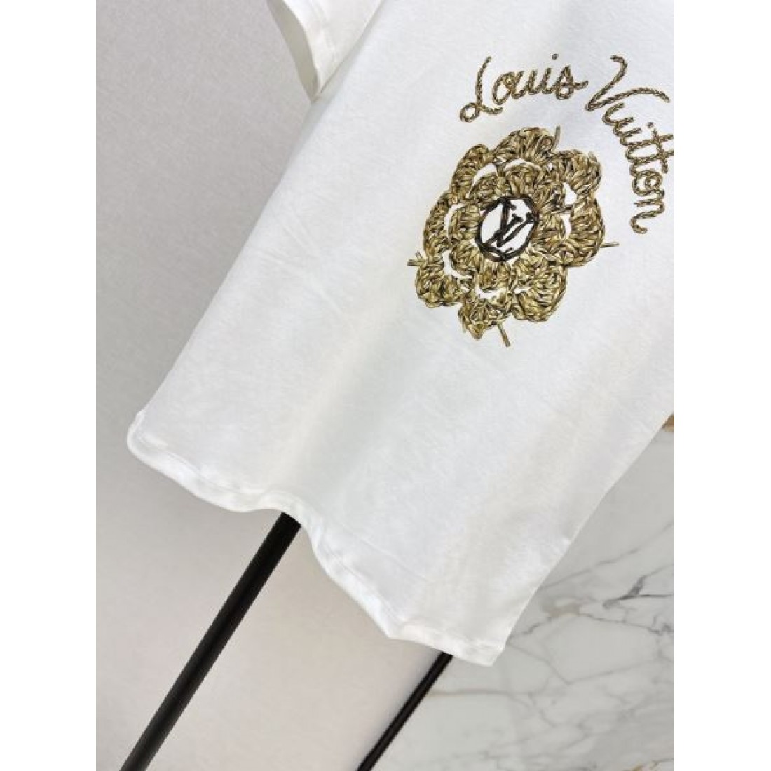 紋章アートが映える LOUIS VUITTON ルイヴィトン コピー レディース グラフィックTシャツ メダリオンモチーフ