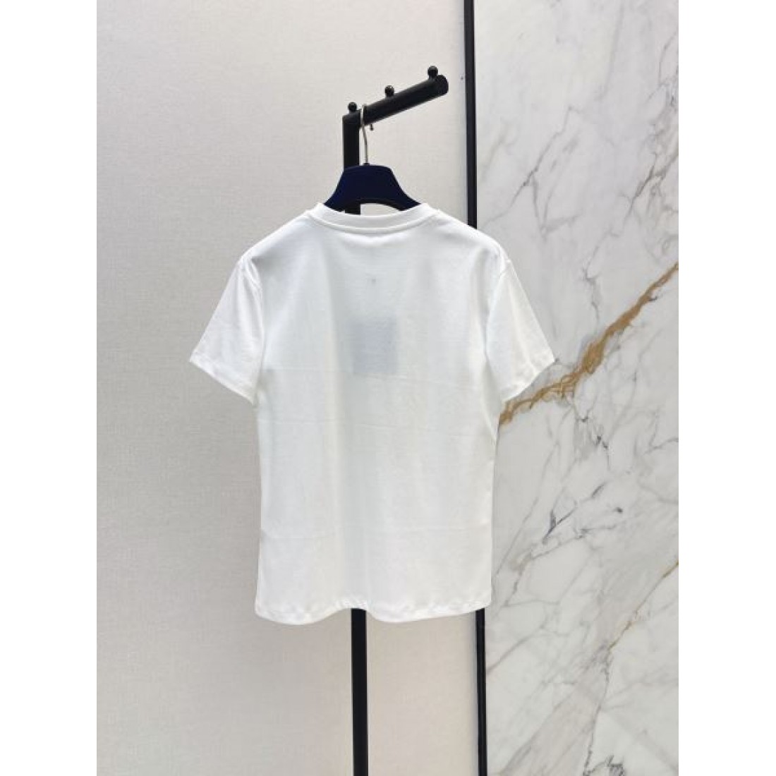 紋章アートが映える LOUIS VUITTON ルイヴィトン コピー レディース グラフィックTシャツ メダリオンモチーフ