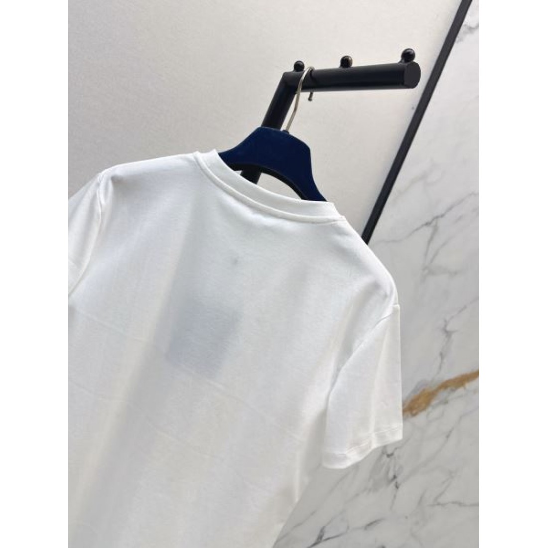 紋章アートが映える LOUIS VUITTON ルイヴィトン コピー レディース グラフィックTシャツ メダリオンモチーフ