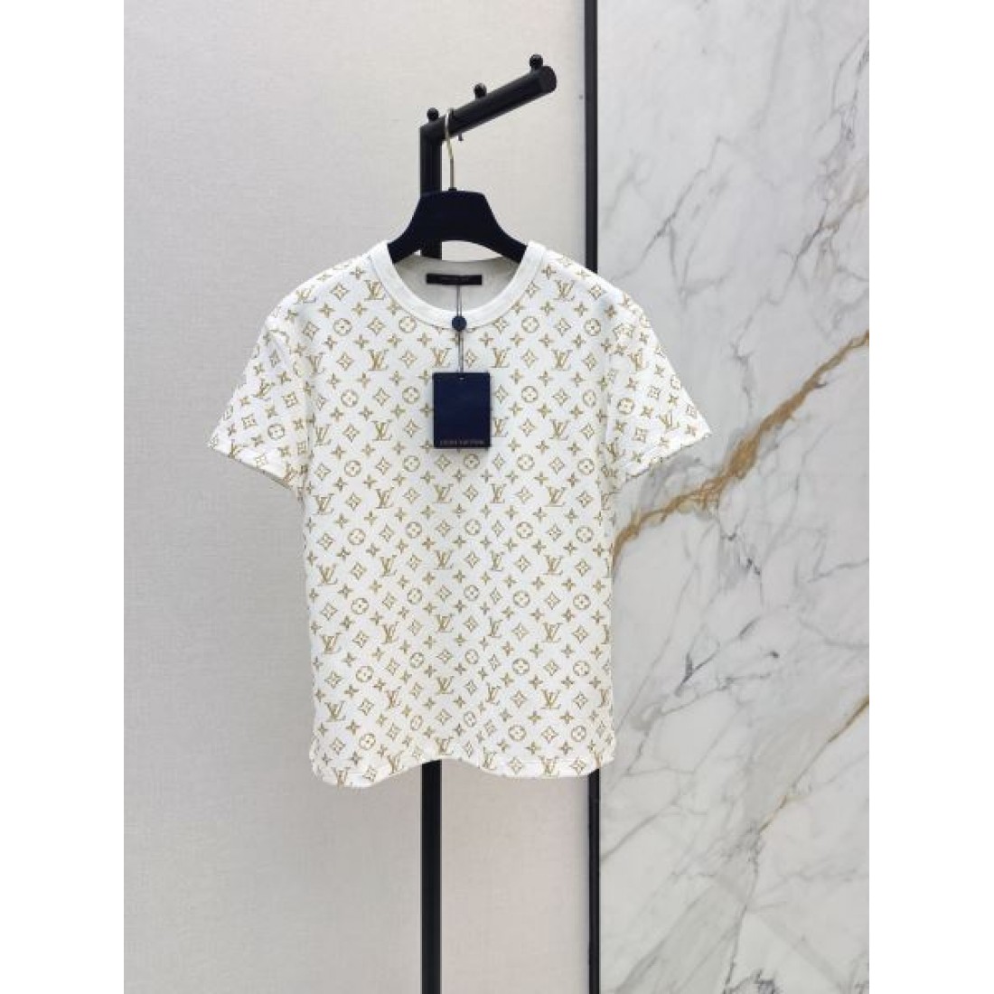 総柄モチーフが映える LOUIS VUITTON ルイヴィトン コピー ショートスリーブTシャツ ミニマルシルエット