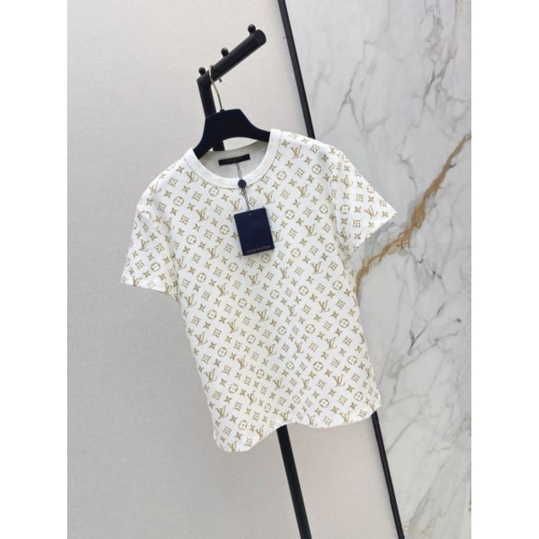総柄モチーフが映える LOUIS VUITTON ルイヴィトン コピー ショートスリーブTシャツ ミニマルシルエット