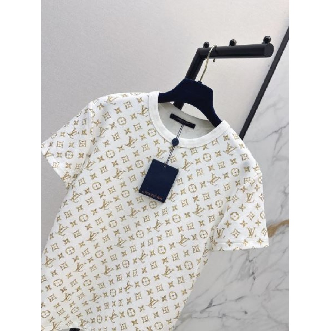 総柄モチーフが映える LOUIS VUITTON ルイヴィトン コピー ショートスリーブTシャツ ミニマルシルエット